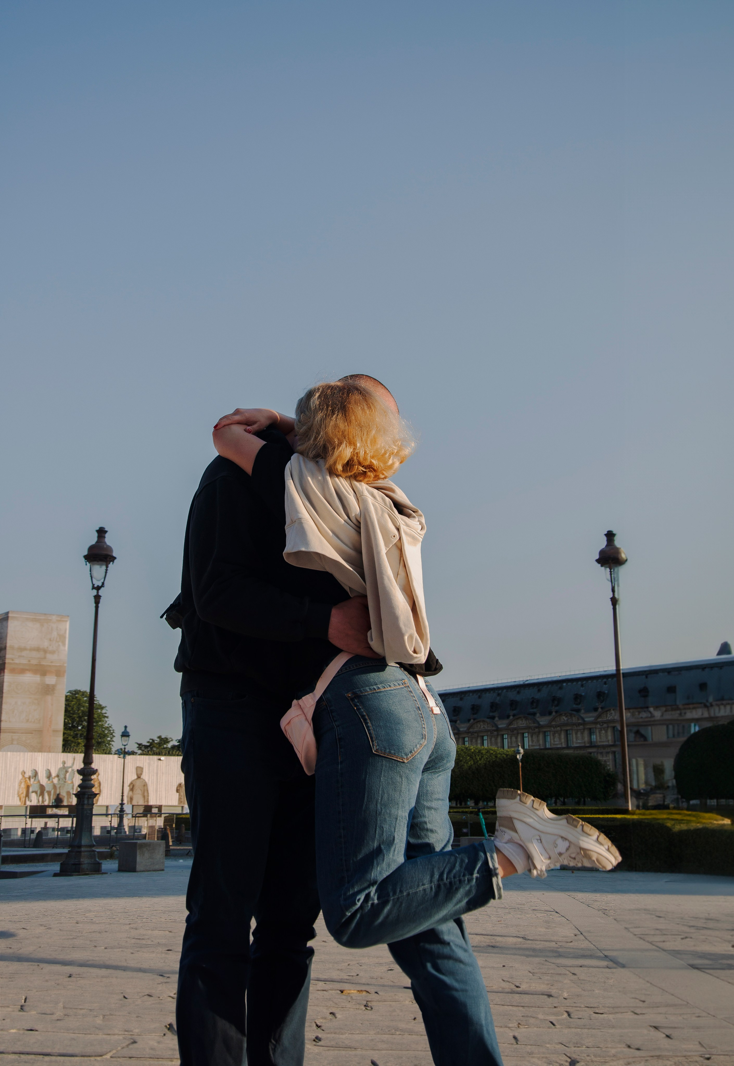 Couple photoshoot near the Louvre. Paris photographer — Polina Osipova