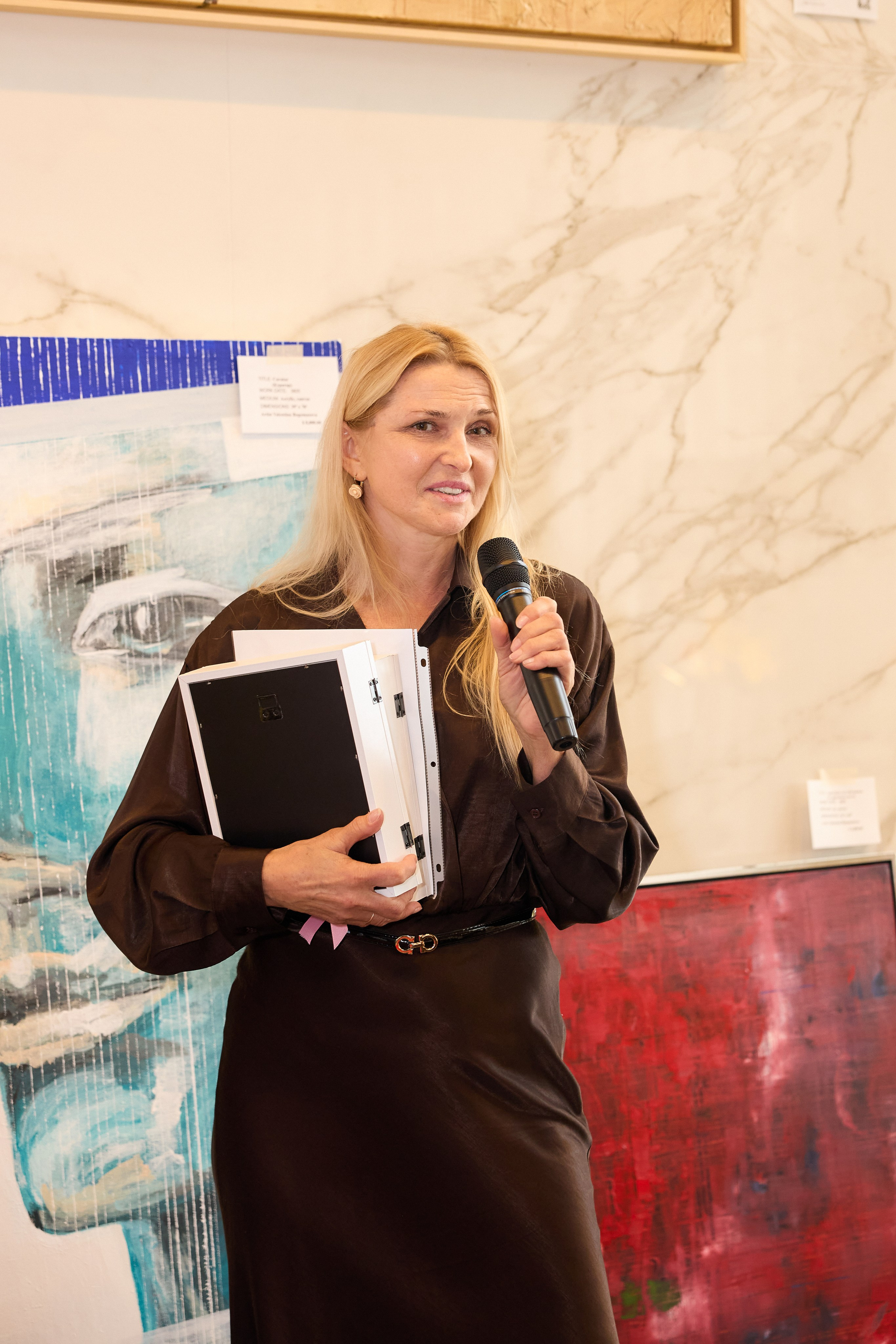 Авторская благотворительная художественная выставка Дианы Бортник. Фотограф Юлия Маковеева