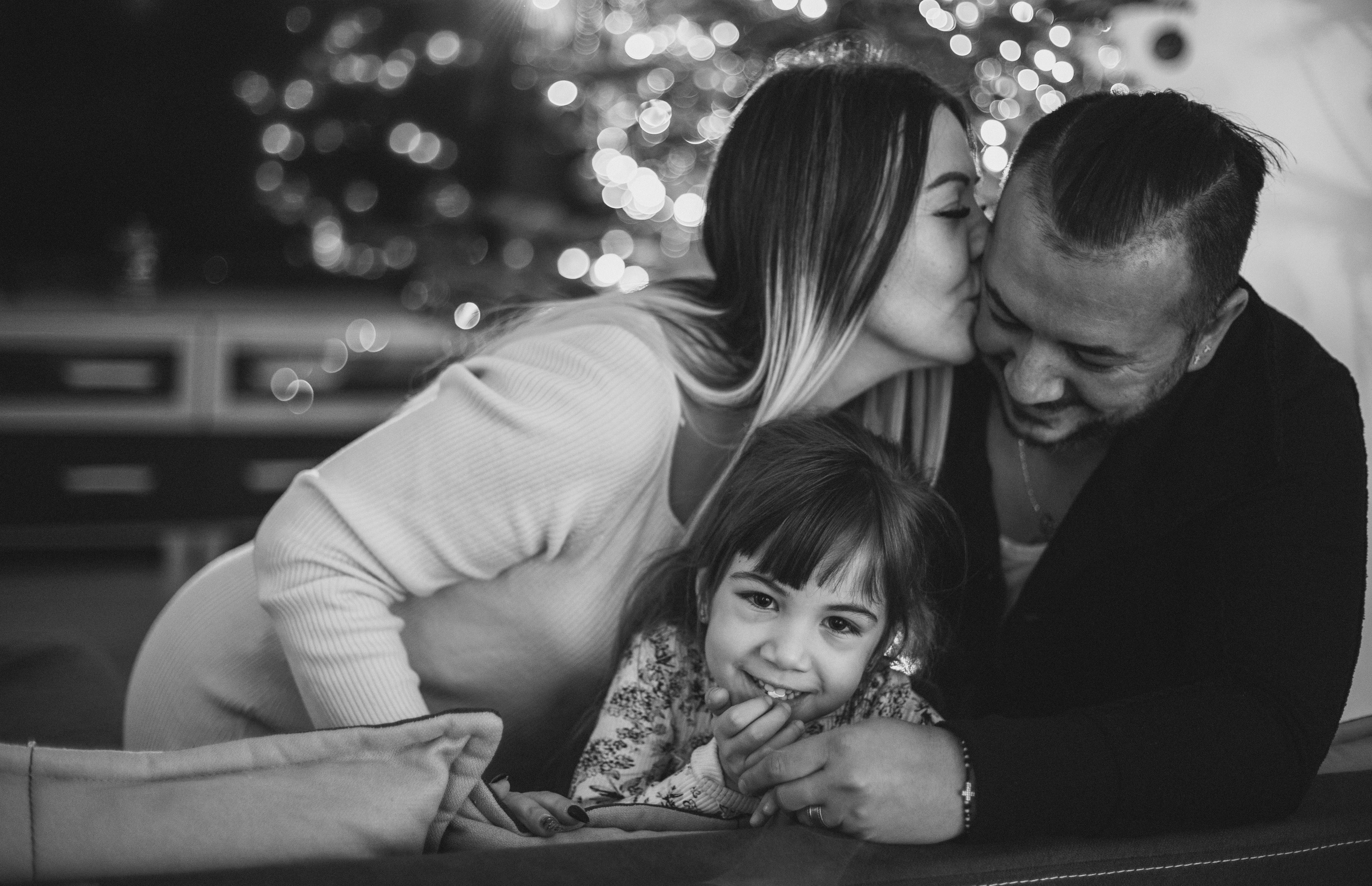 Ședință foto de Crăciun acasă, Amara și Ionuț. Fotograf de familie în Oradea Katsiaryna Ciortan