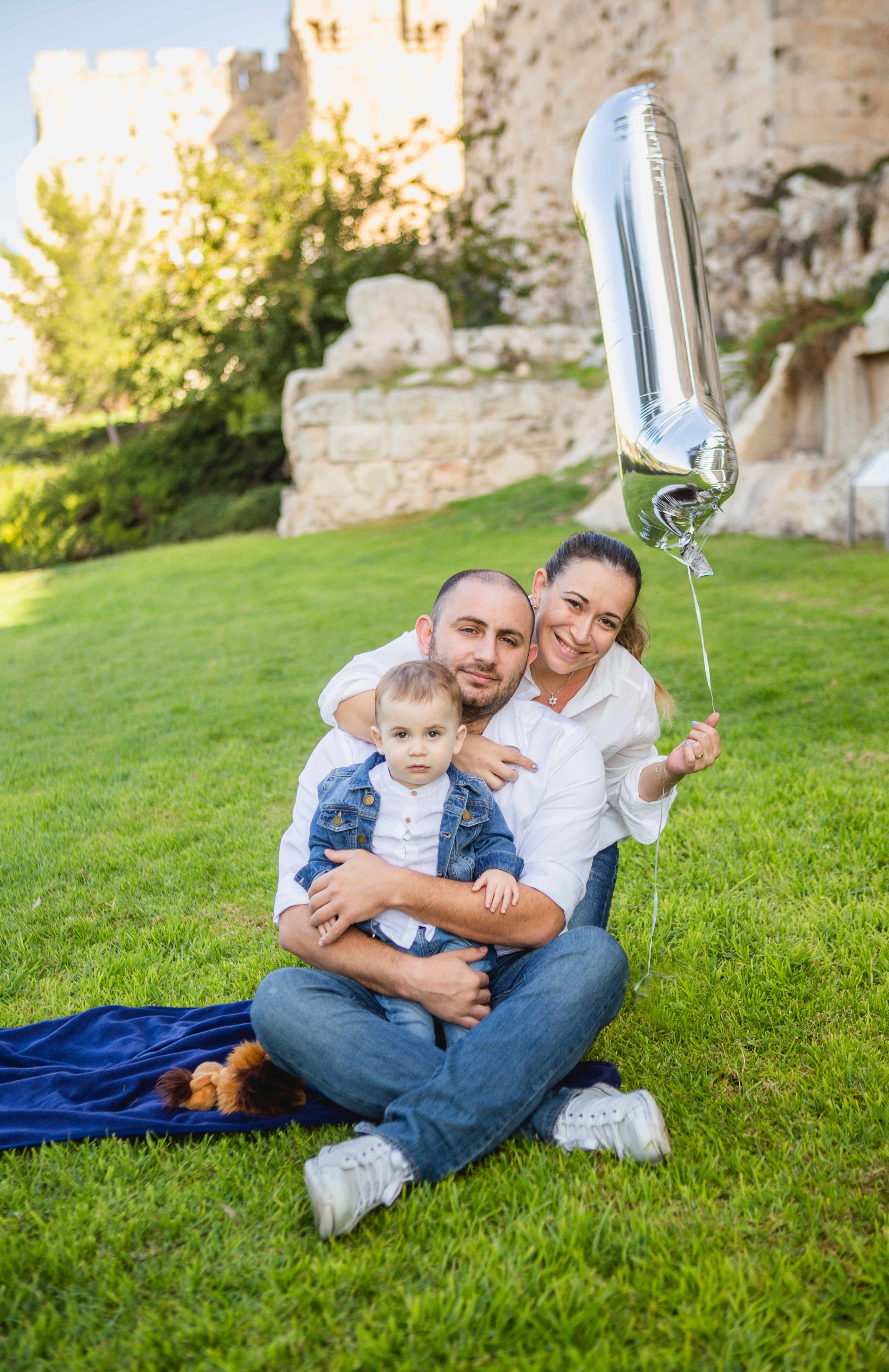 AT THE WALLS OF THE OLD CITY. PHOTOGRAPHER IN ISRAEL