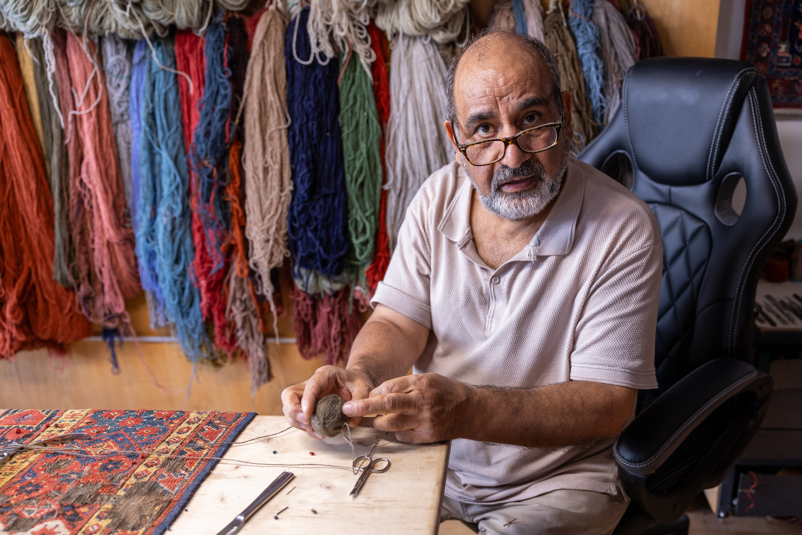Teppichrestaurator, Salzburg, 2024. Guzel Kolobova| Fotografin| Salzburg