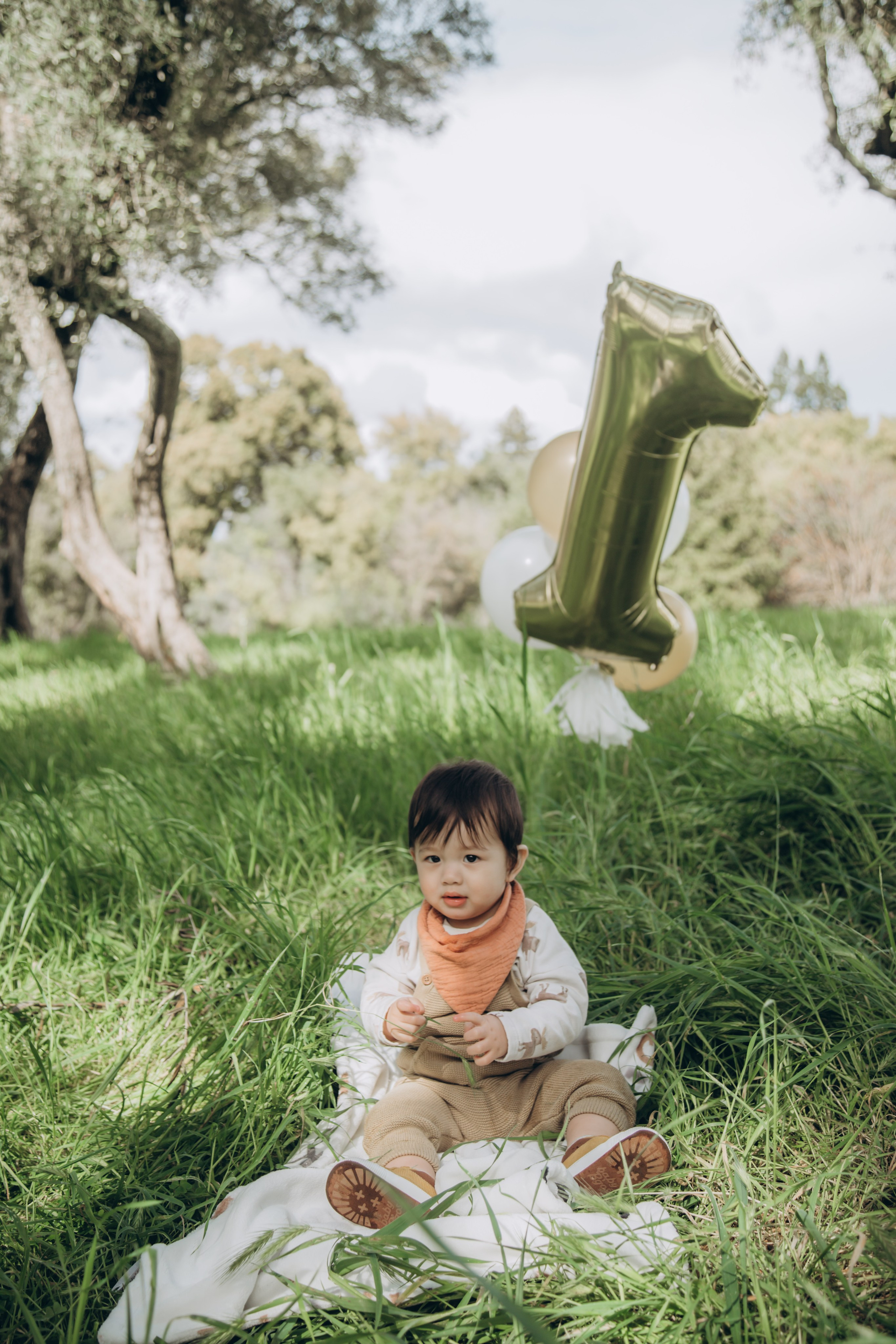 Family in nature. Family and children’s lifestyle photographer Elena Tumanova