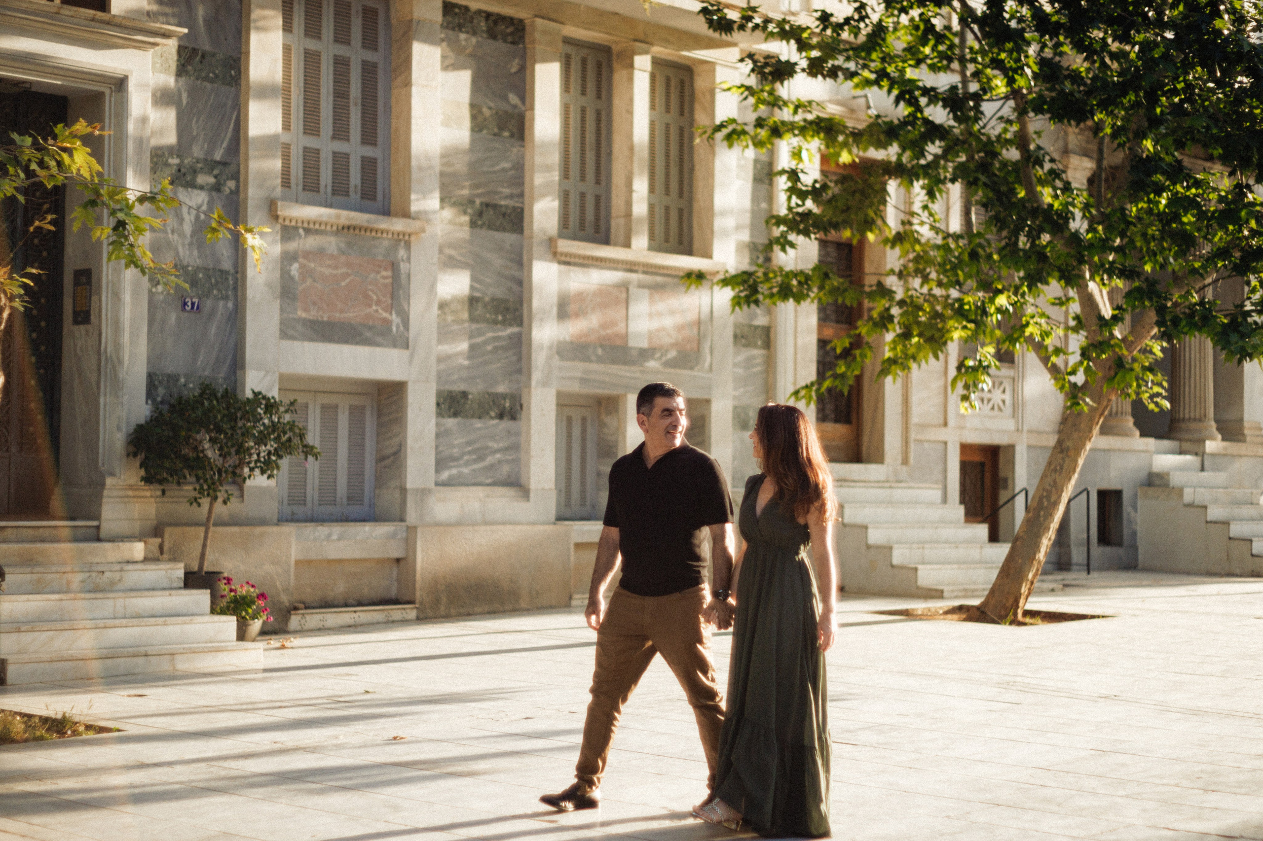 Stephanie and Zead’s photowalk in center of Athens. Photographer in Greece Kristina