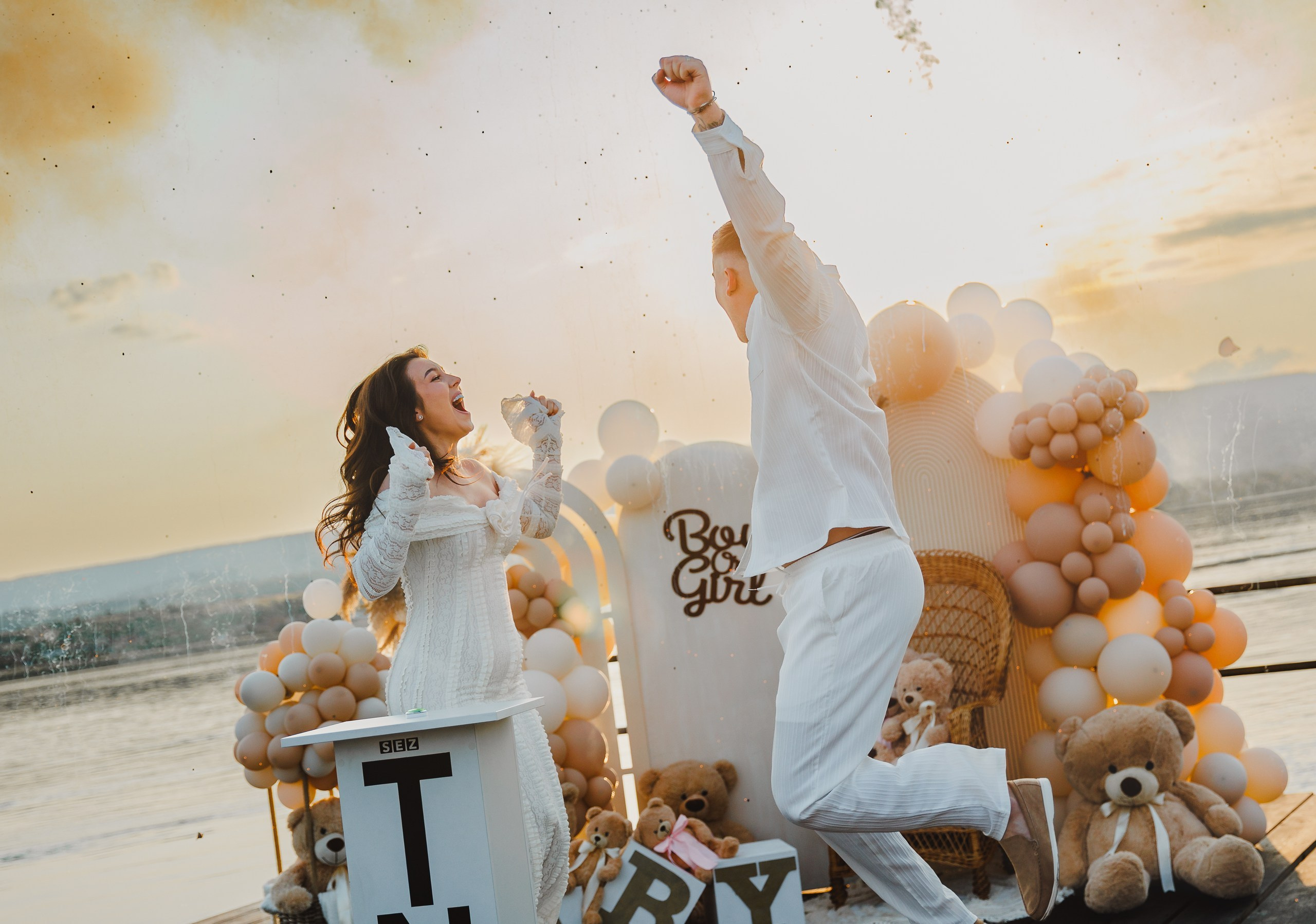 Reacție emoționantă a cuplului după gender reveal la apus