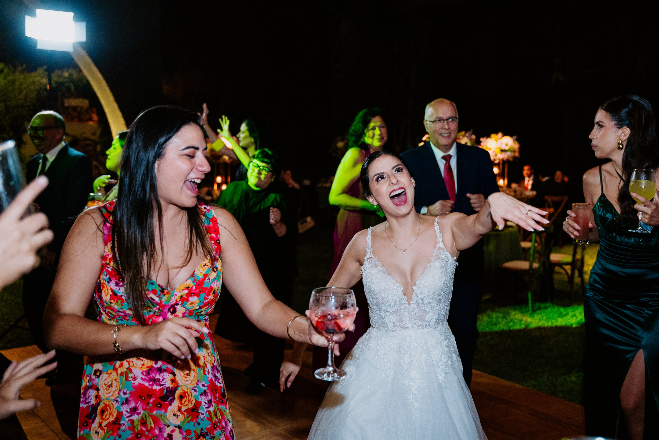 Un vistazo a la fiesta. Fotógrafo de Bodas en Lima | Ronhy Altamirano. Fotografía narrativa y cinematográfica para bodas, quinceañeras y eventos exclusivos