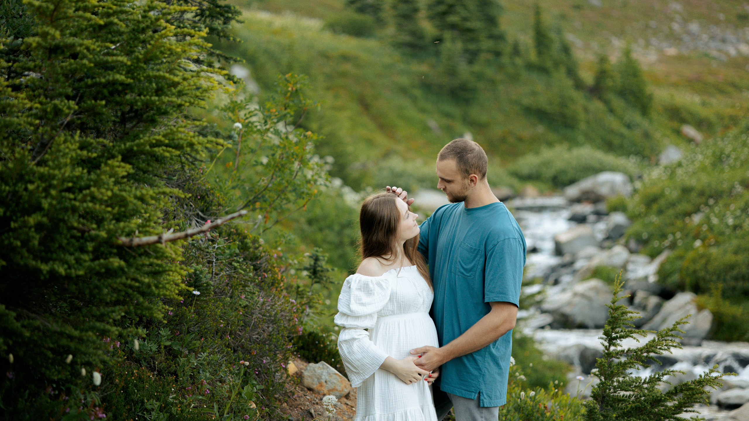Embrace of Wildflowers. Family photographer Oregon — Washington