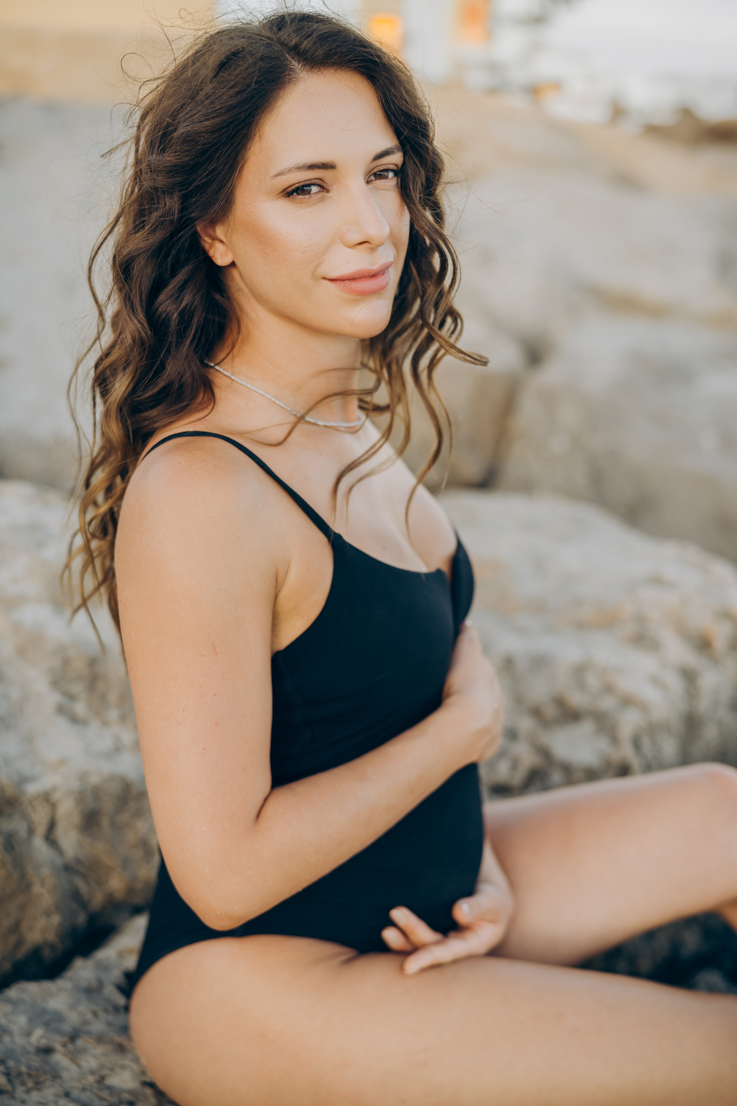 Light pregnancy photoshoot. Photographer in Mallorca