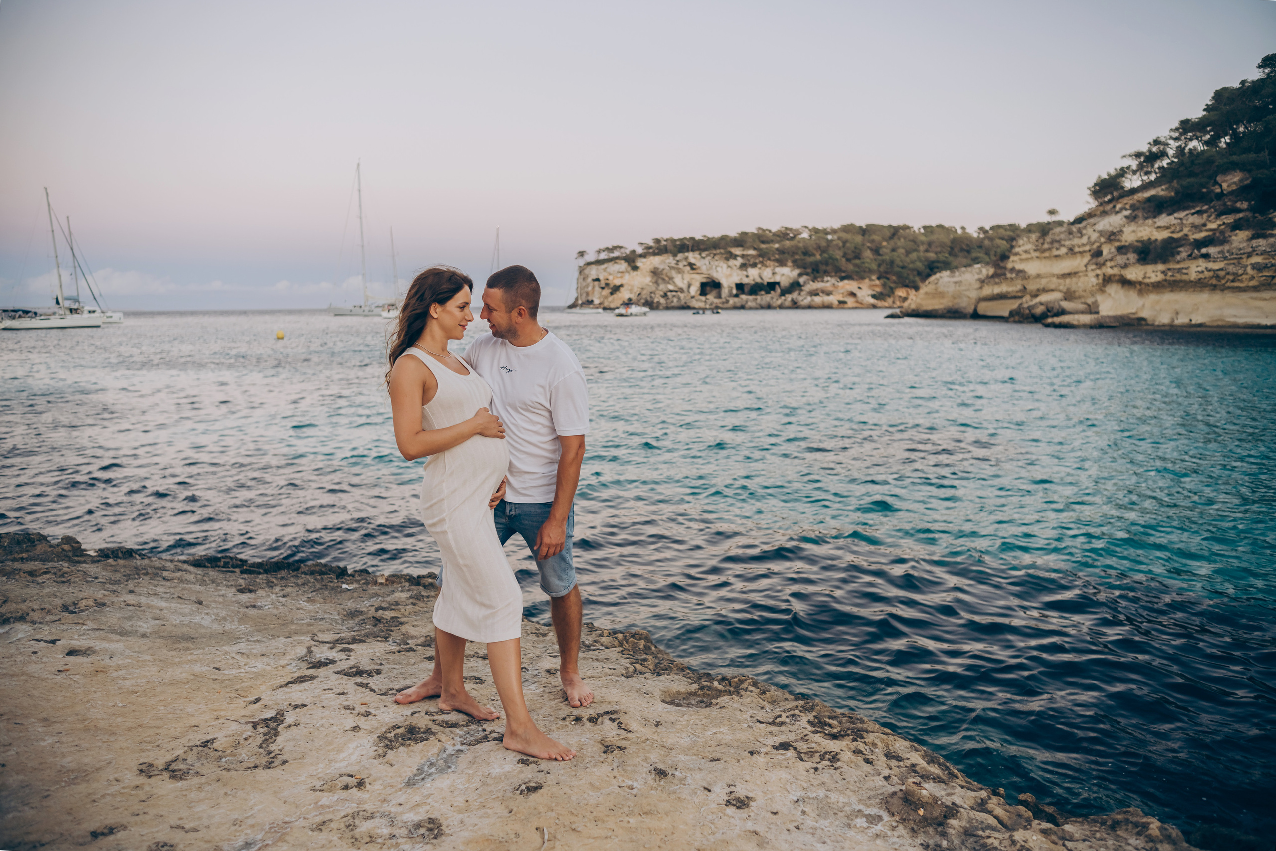 Light pregnancy photoshoot. Photographer in Mallorca