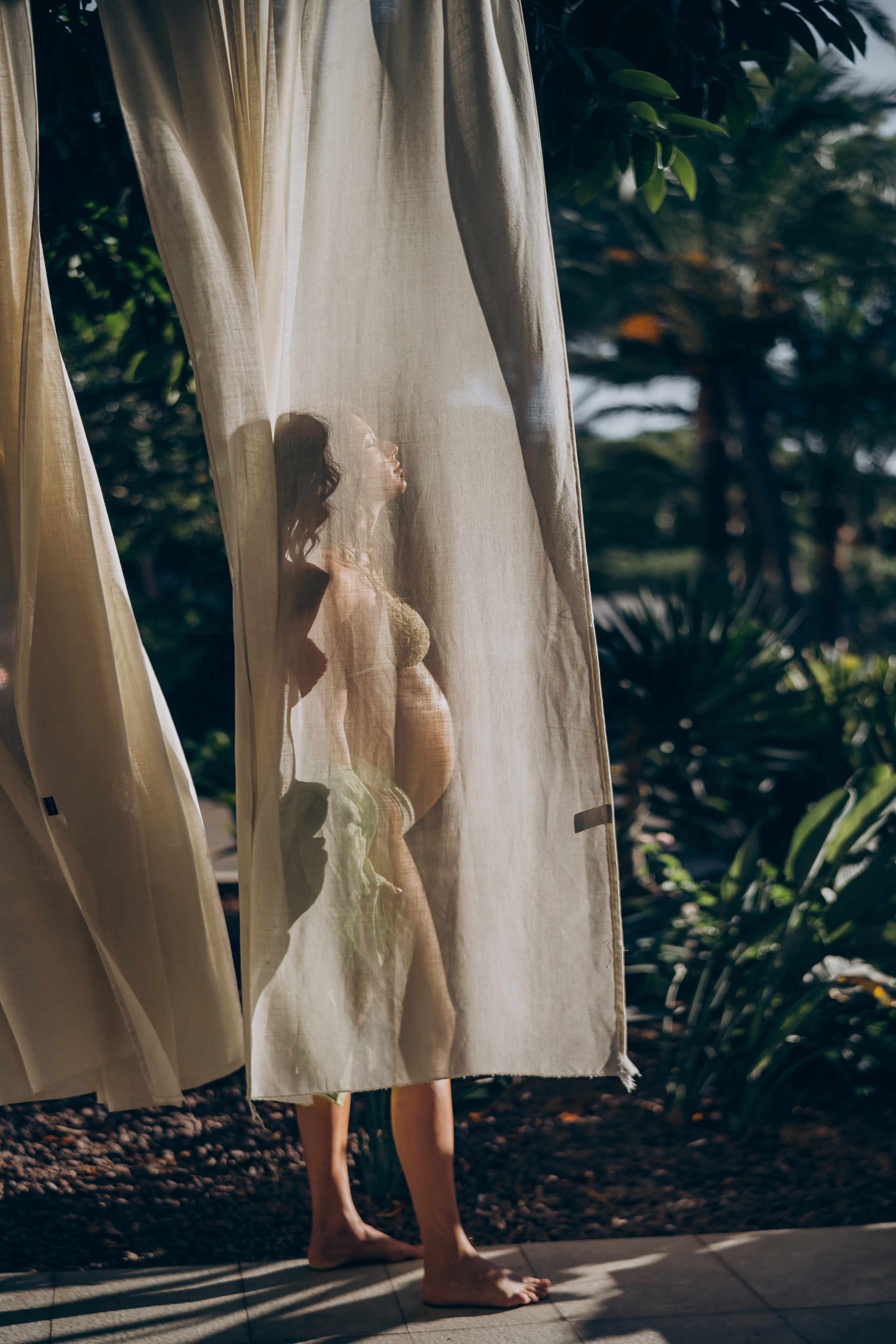 Light pregnancy photoshoot. Photographer in Mallorca