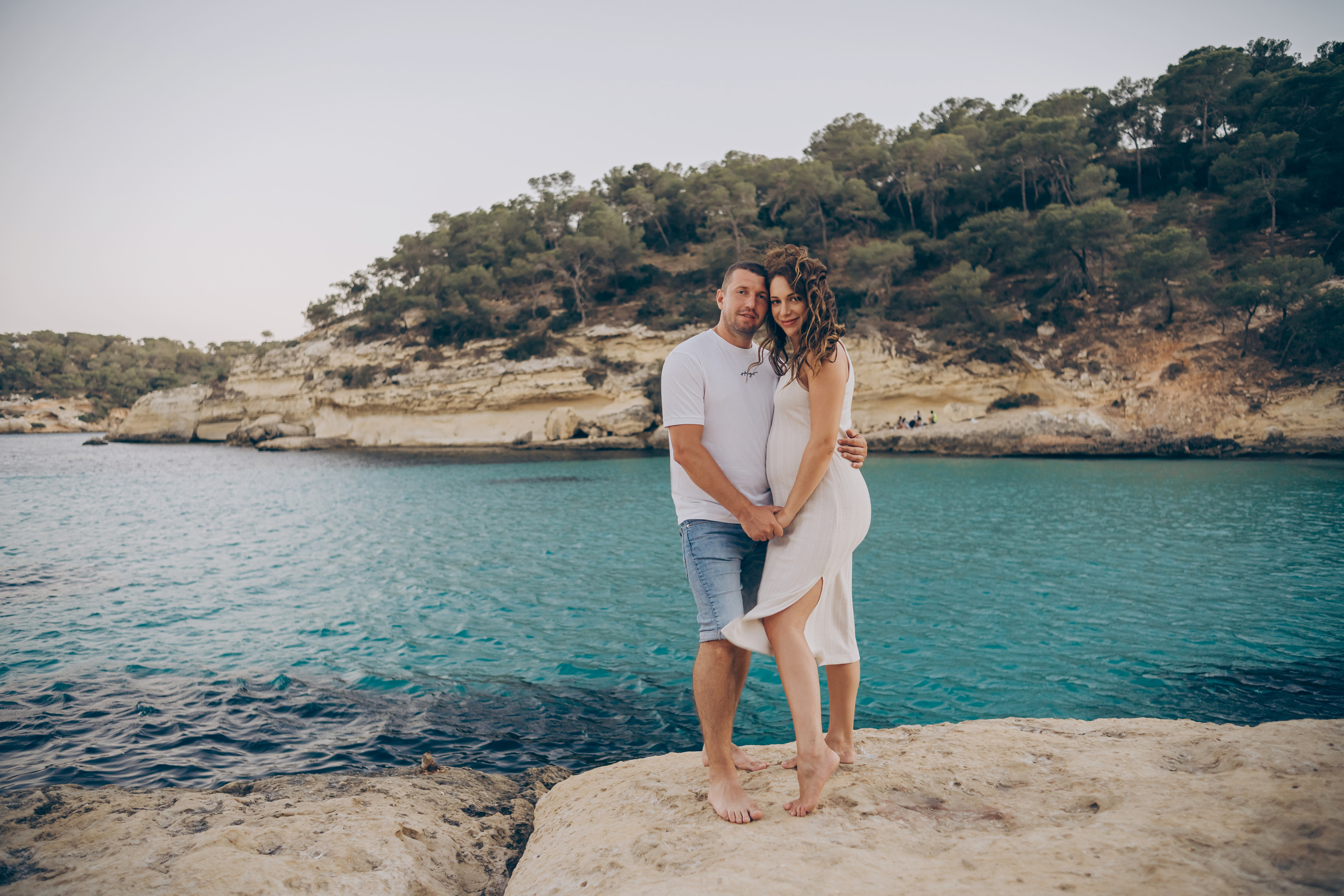 Light pregnancy photoshoot. Photographer in Mallorca