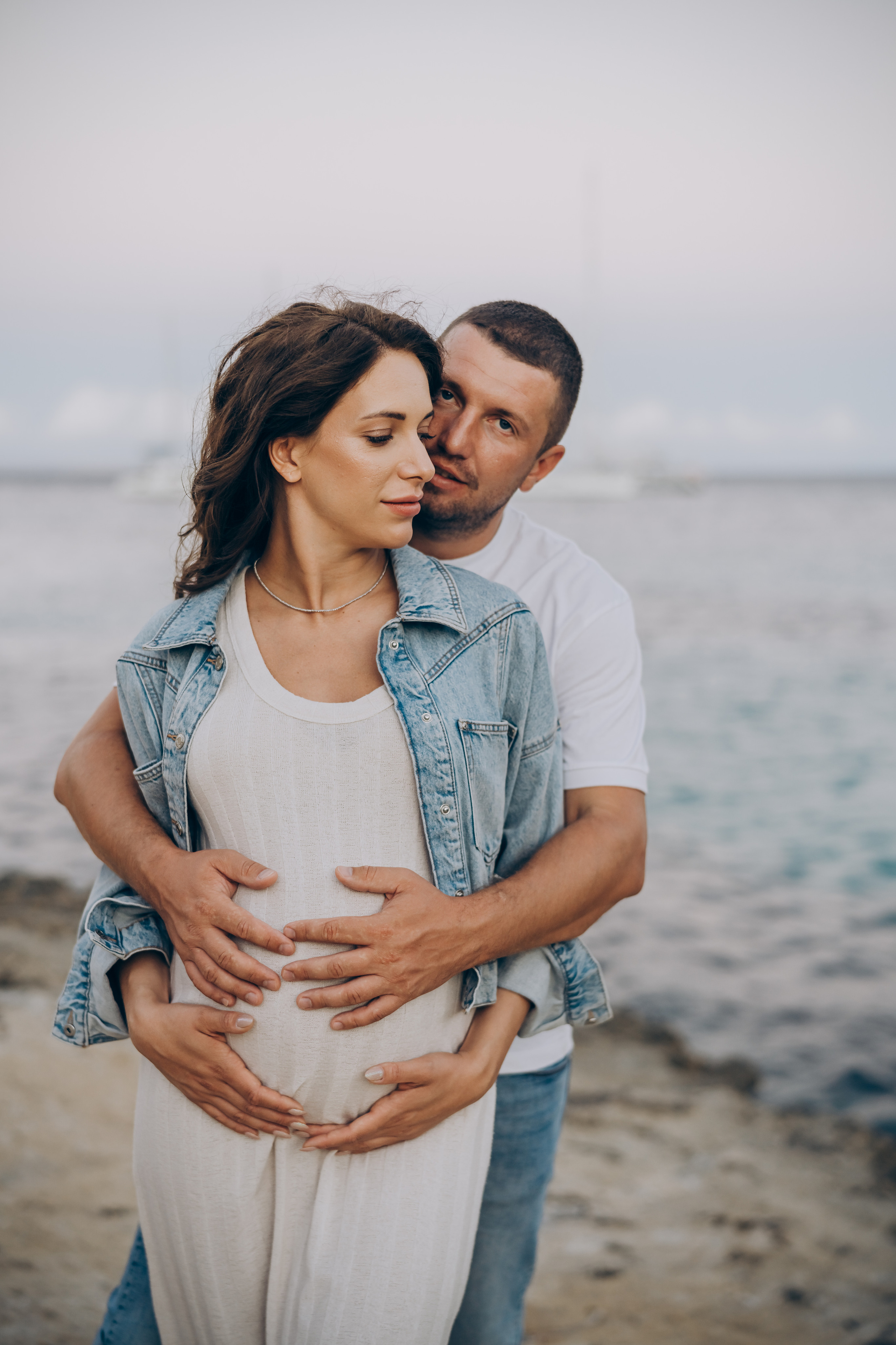 Light pregnancy photoshoot. Photographer in Mallorca