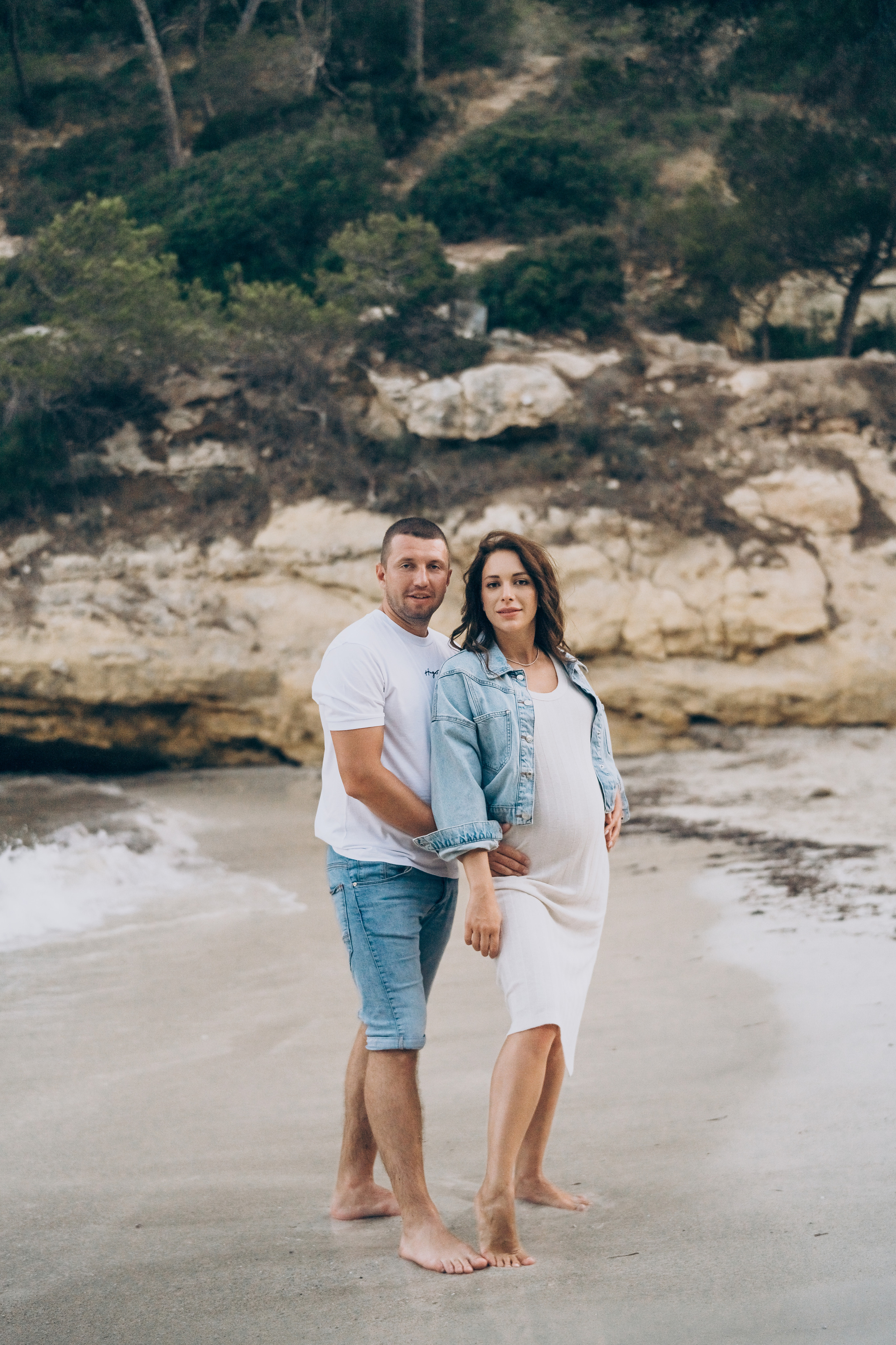 Light pregnancy photoshoot. Photographer in Mallorca