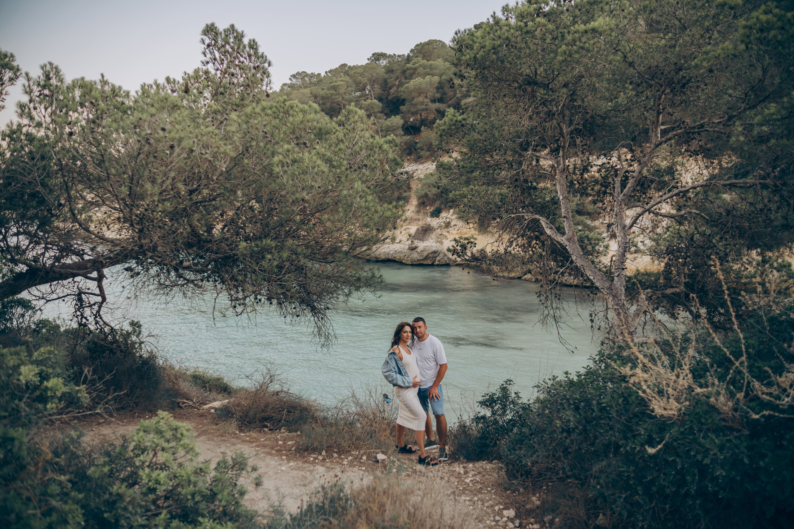Light pregnancy photoshoot. Photographer in Mallorca