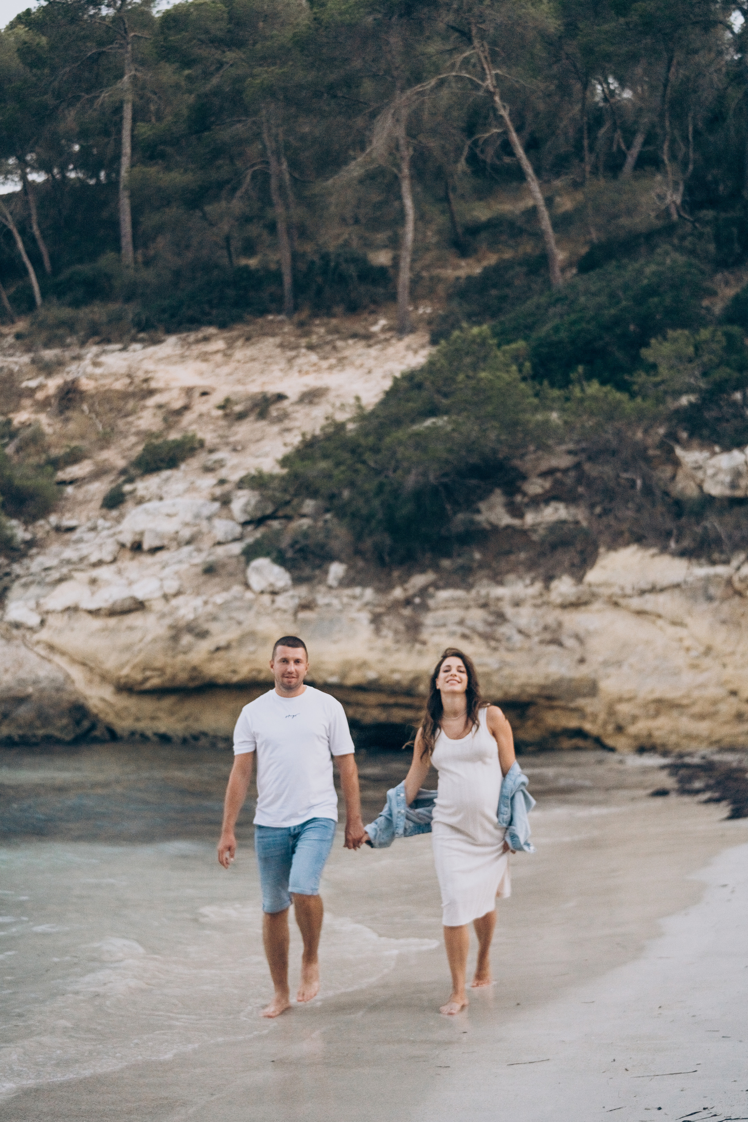 Light pregnancy photoshoot. Photographer in Mallorca