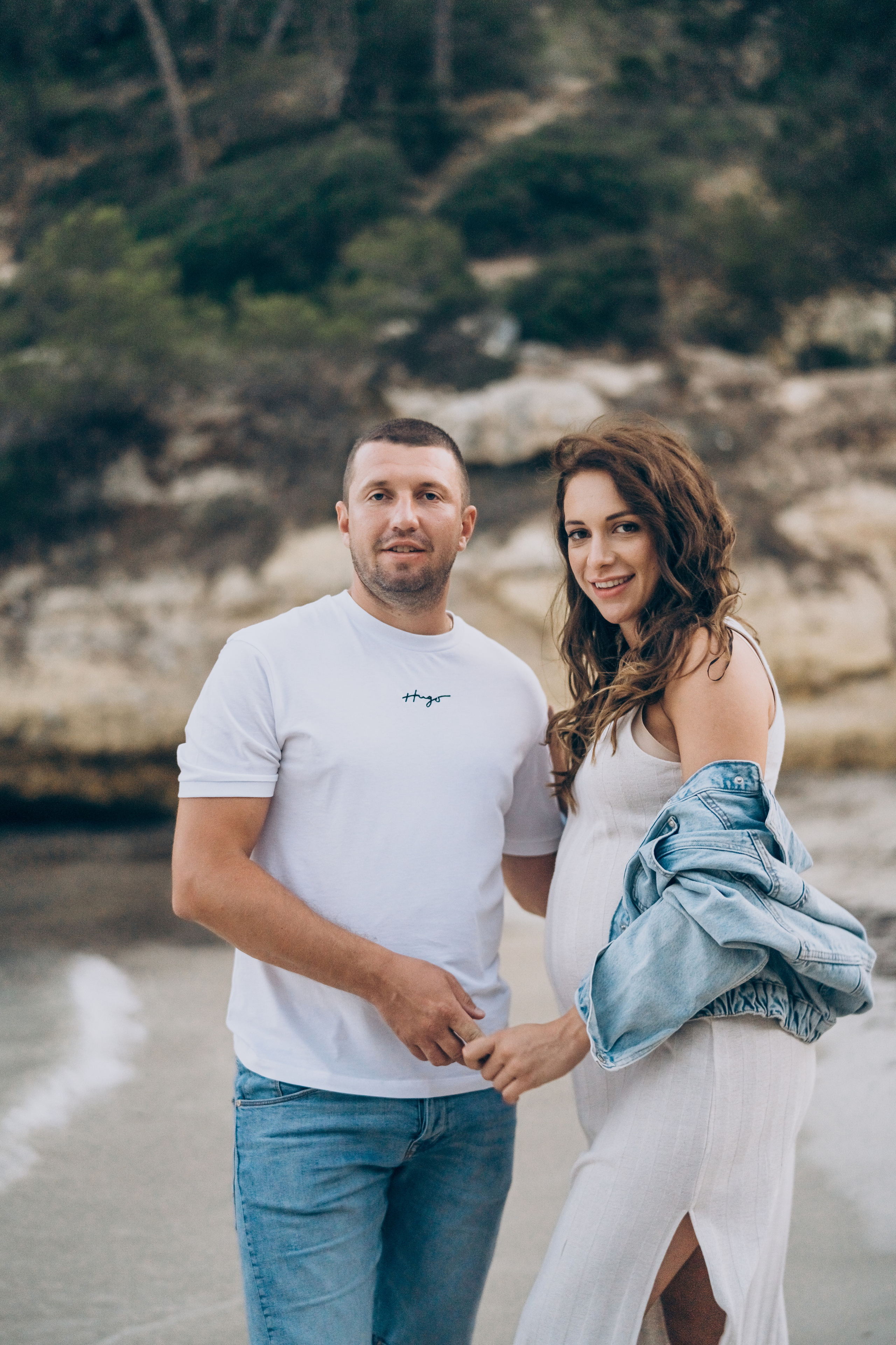 Light pregnancy photoshoot. Photographer in Mallorca