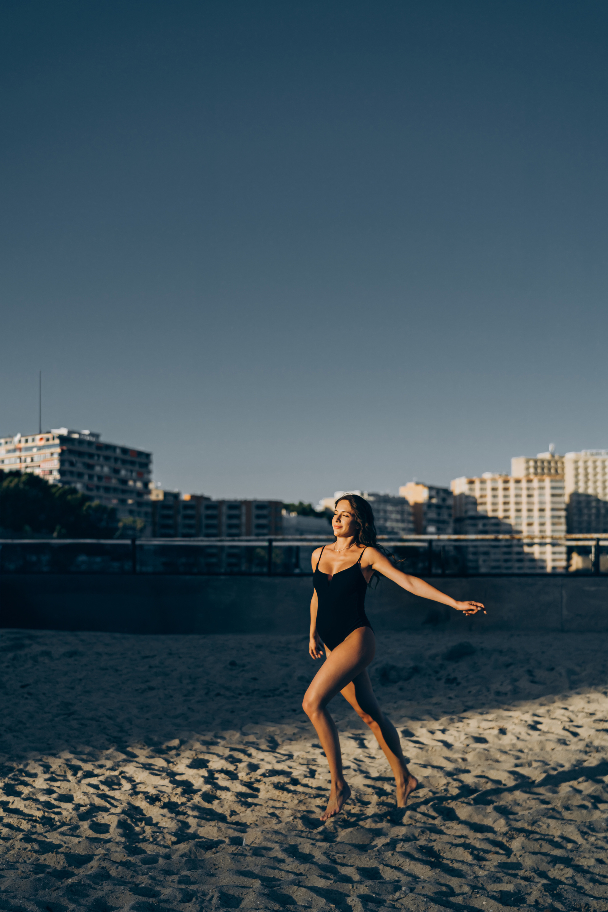 Light pregnancy photoshoot. Photographer in Mallorca
