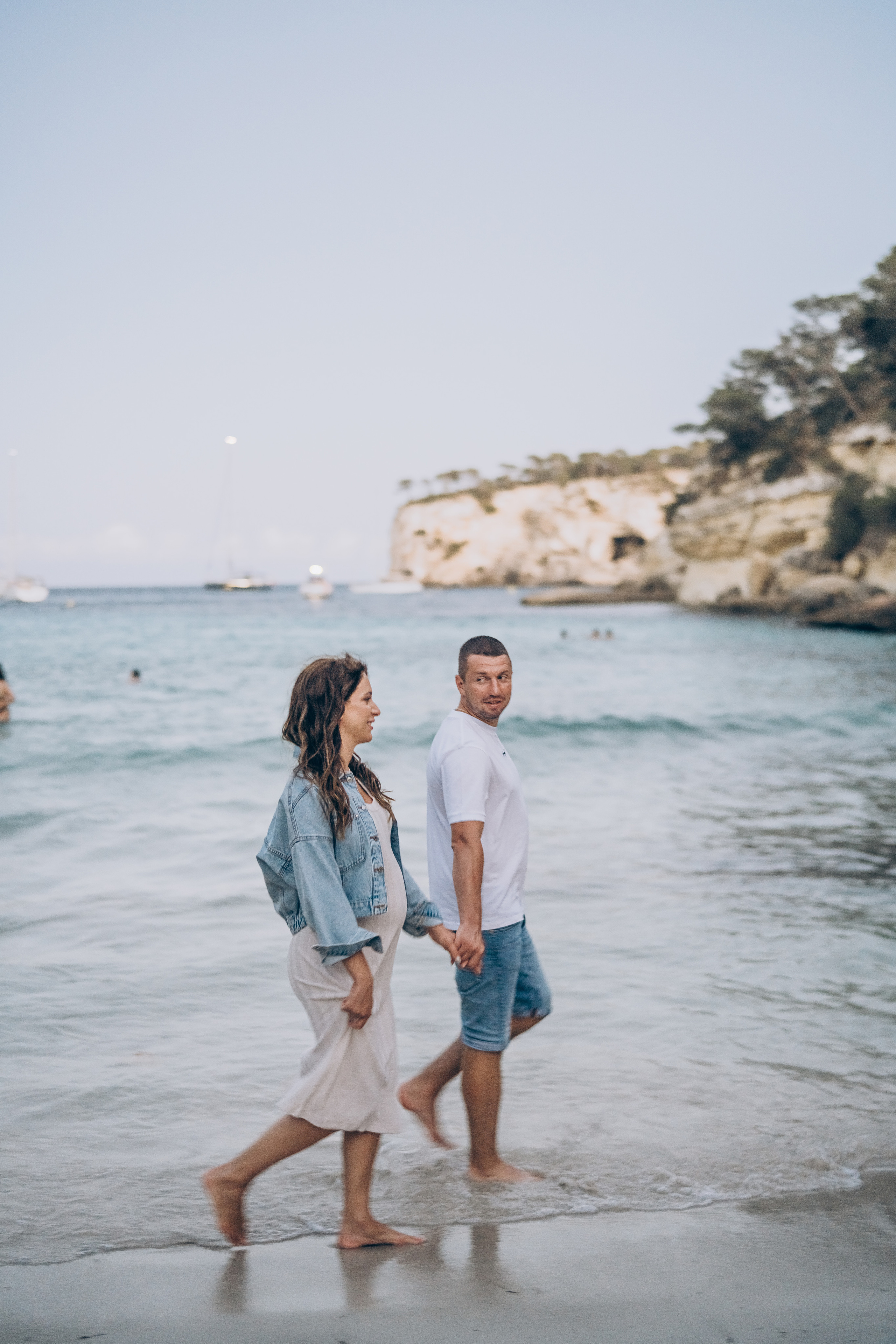 Light pregnancy photoshoot. Photographer in Mallorca