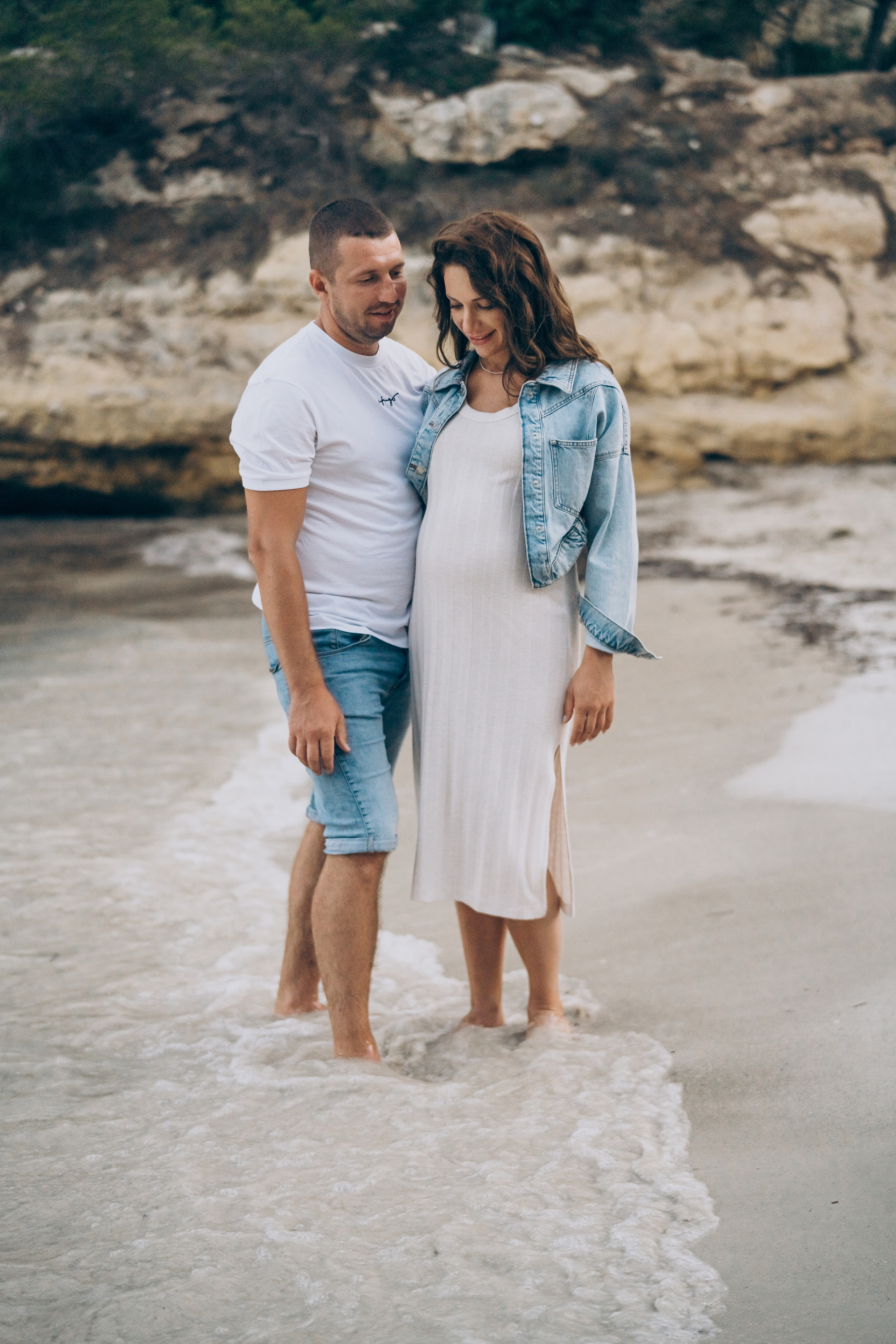 Light pregnancy photoshoot. Photographer in Mallorca