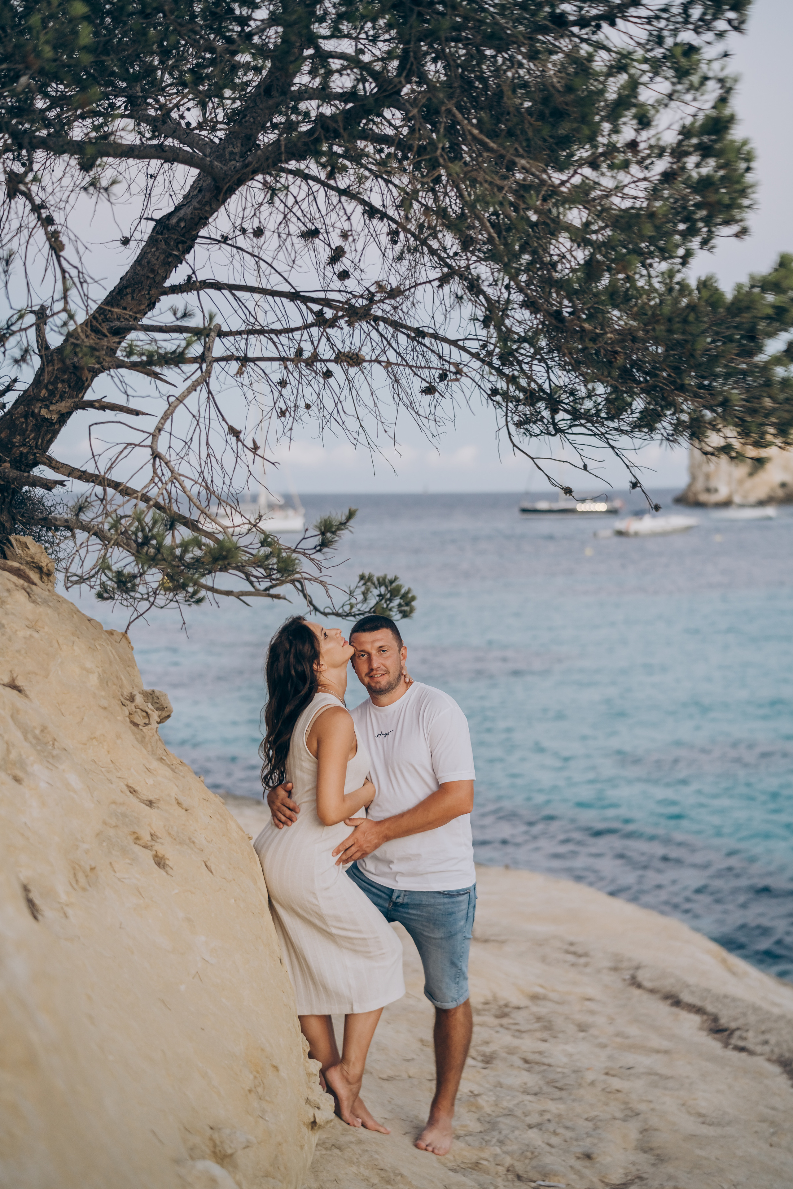 Light pregnancy photoshoot. Photographer in Mallorca