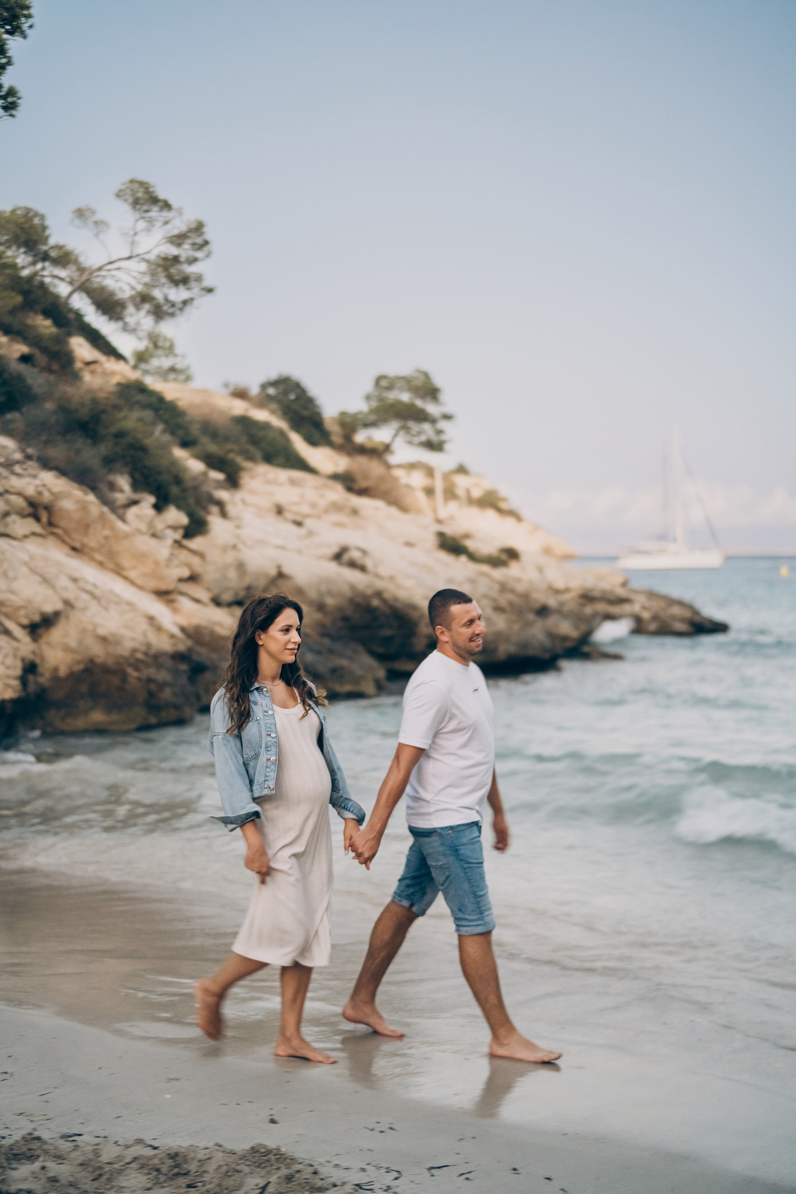 Light pregnancy photoshoot. Photographer in Mallorca