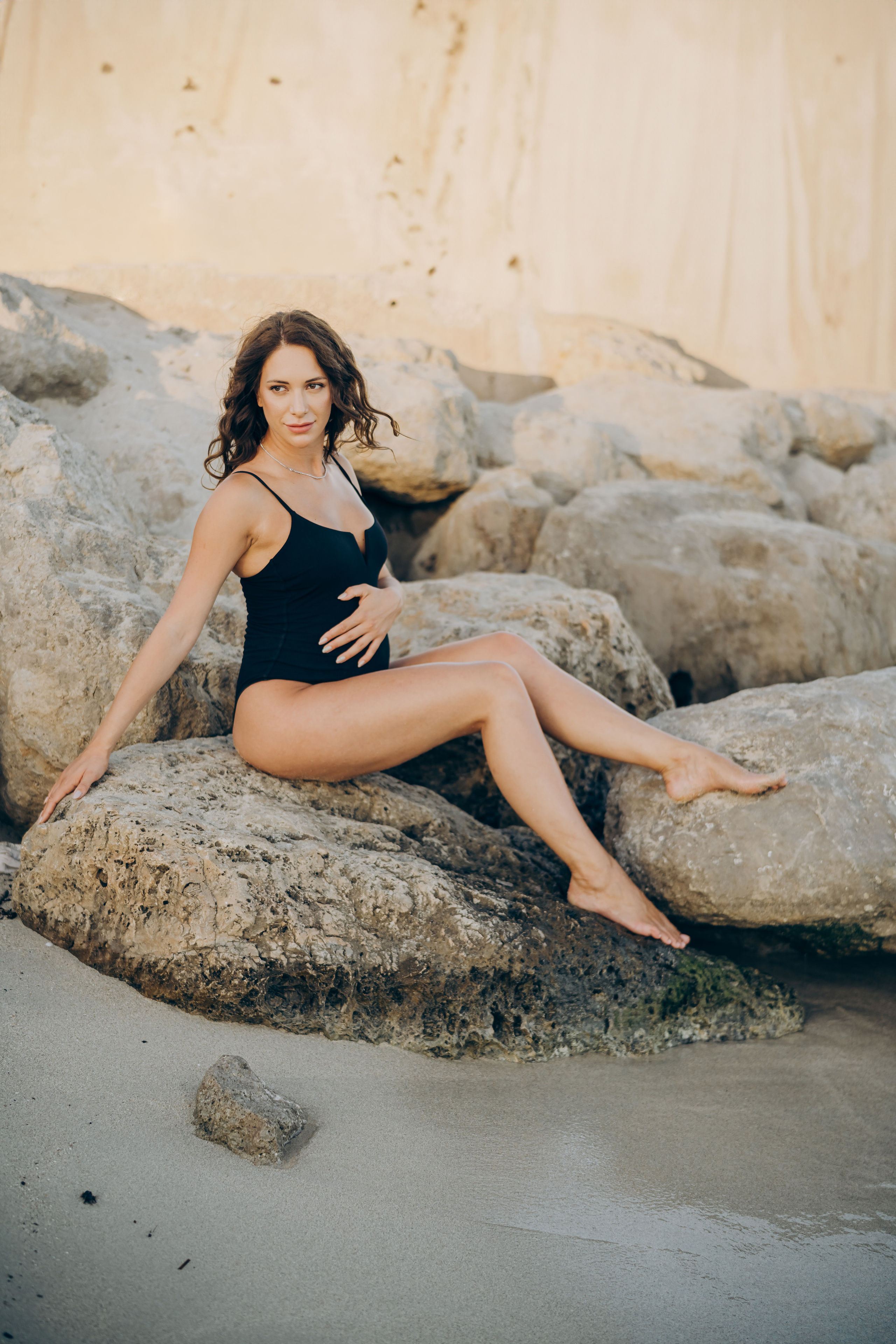 Light pregnancy photoshoot. Photographer in Mallorca