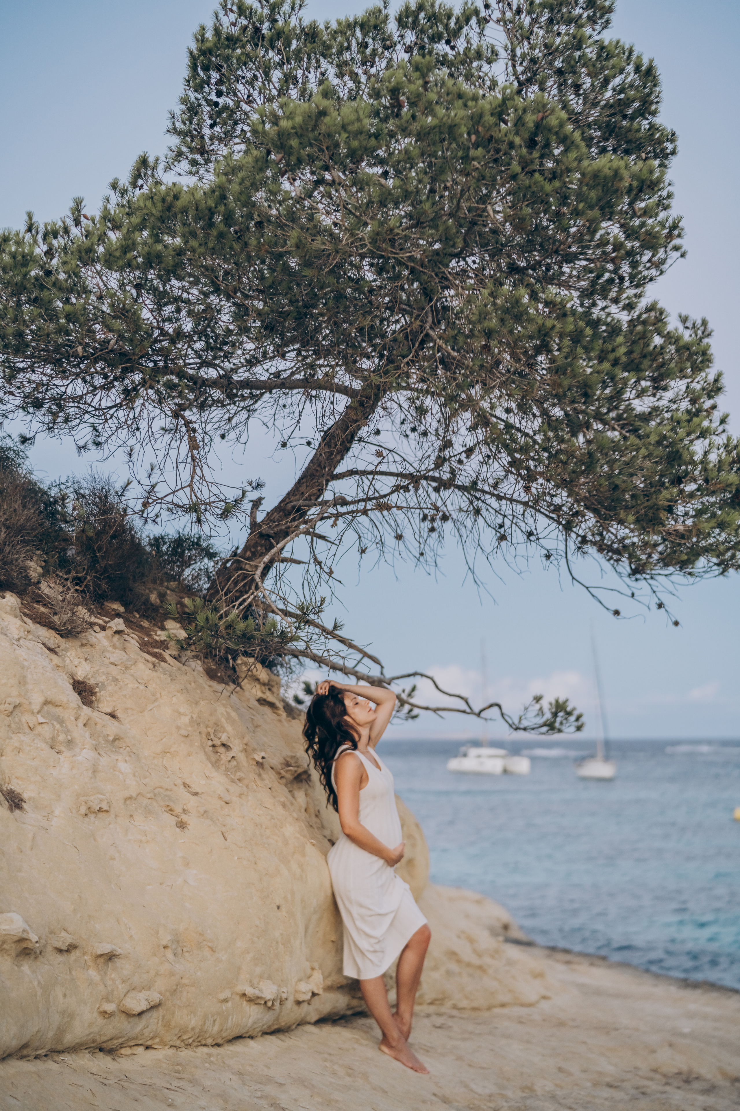 Light pregnancy photoshoot. Photographer in Mallorca