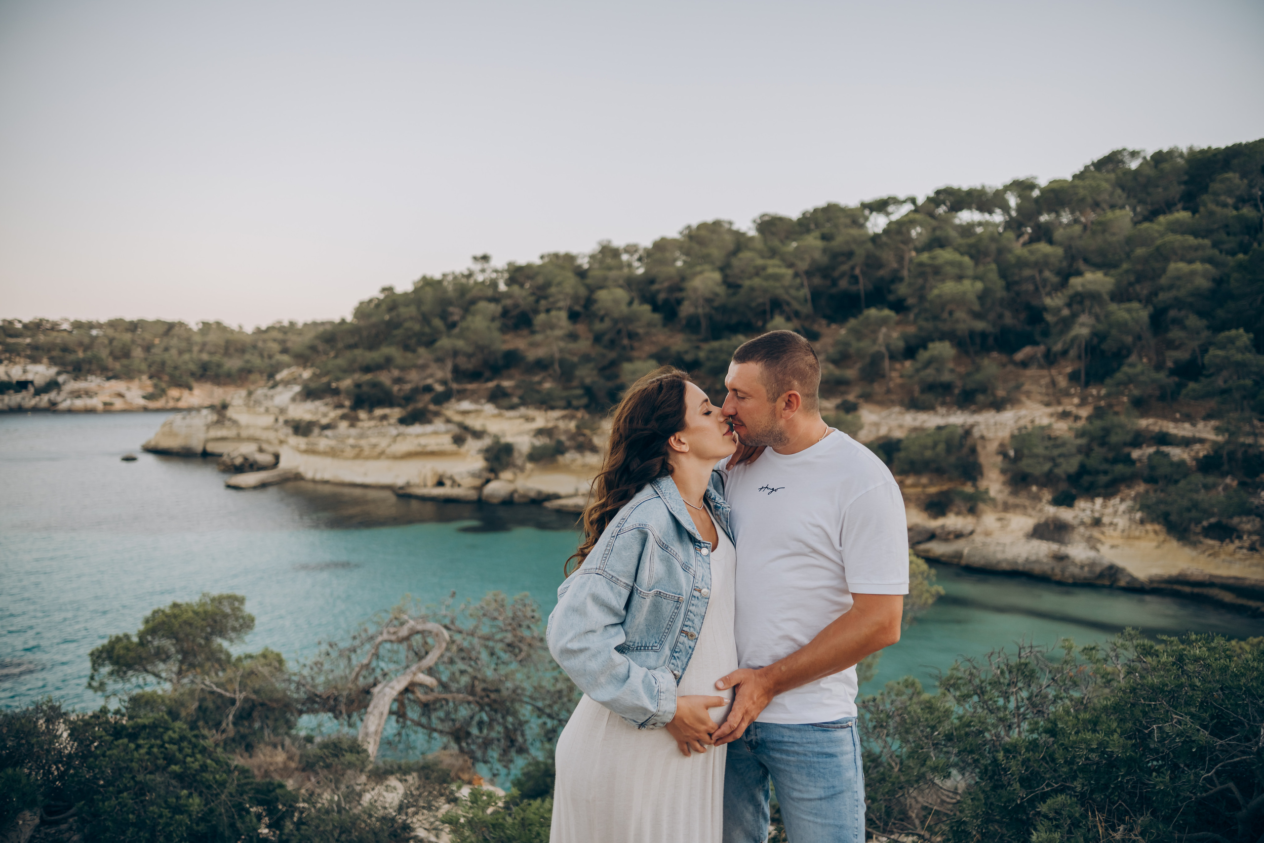 Light pregnancy photoshoot. Photographer in Mallorca