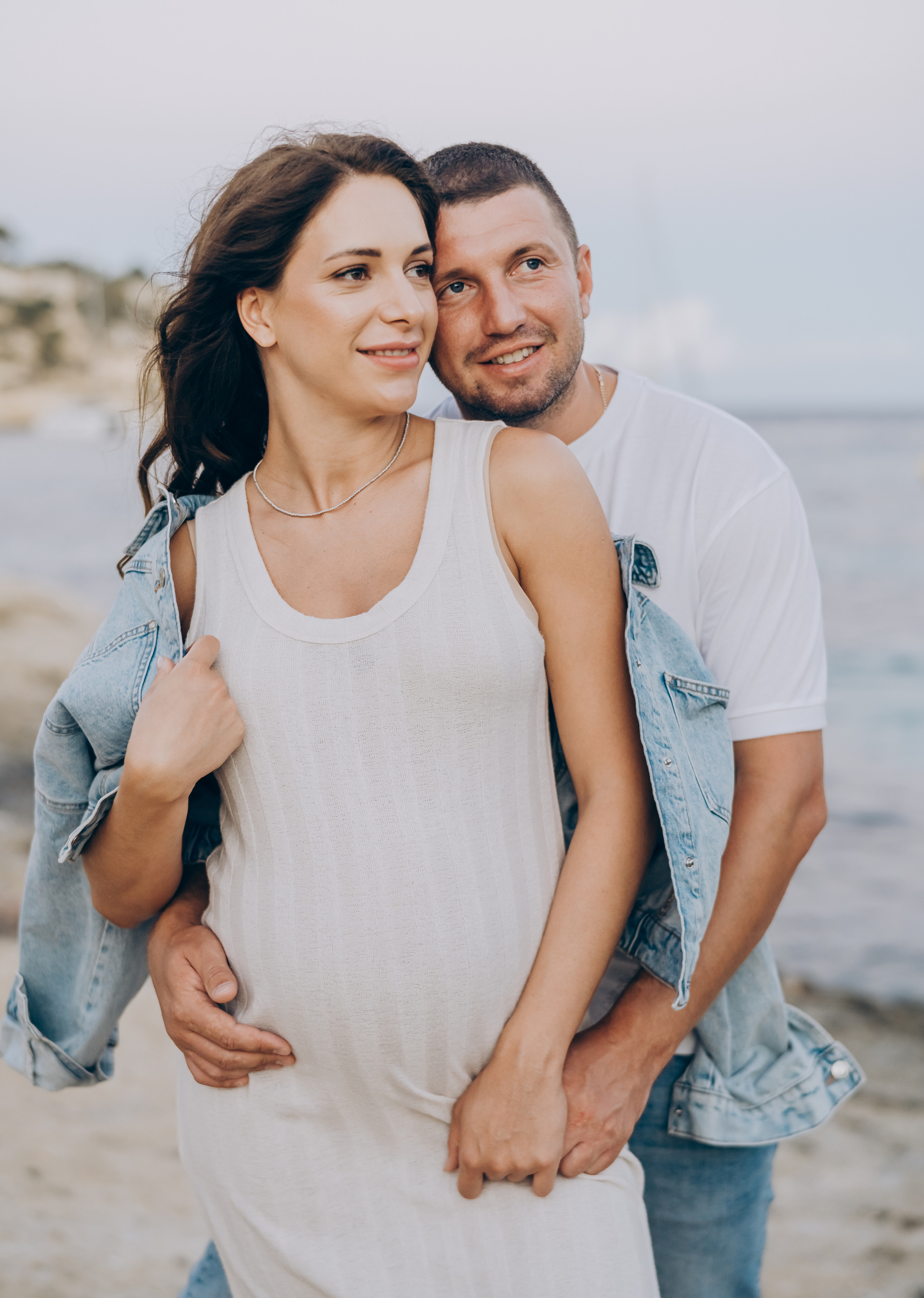 Light pregnancy photoshoot. Photographer in Mallorca