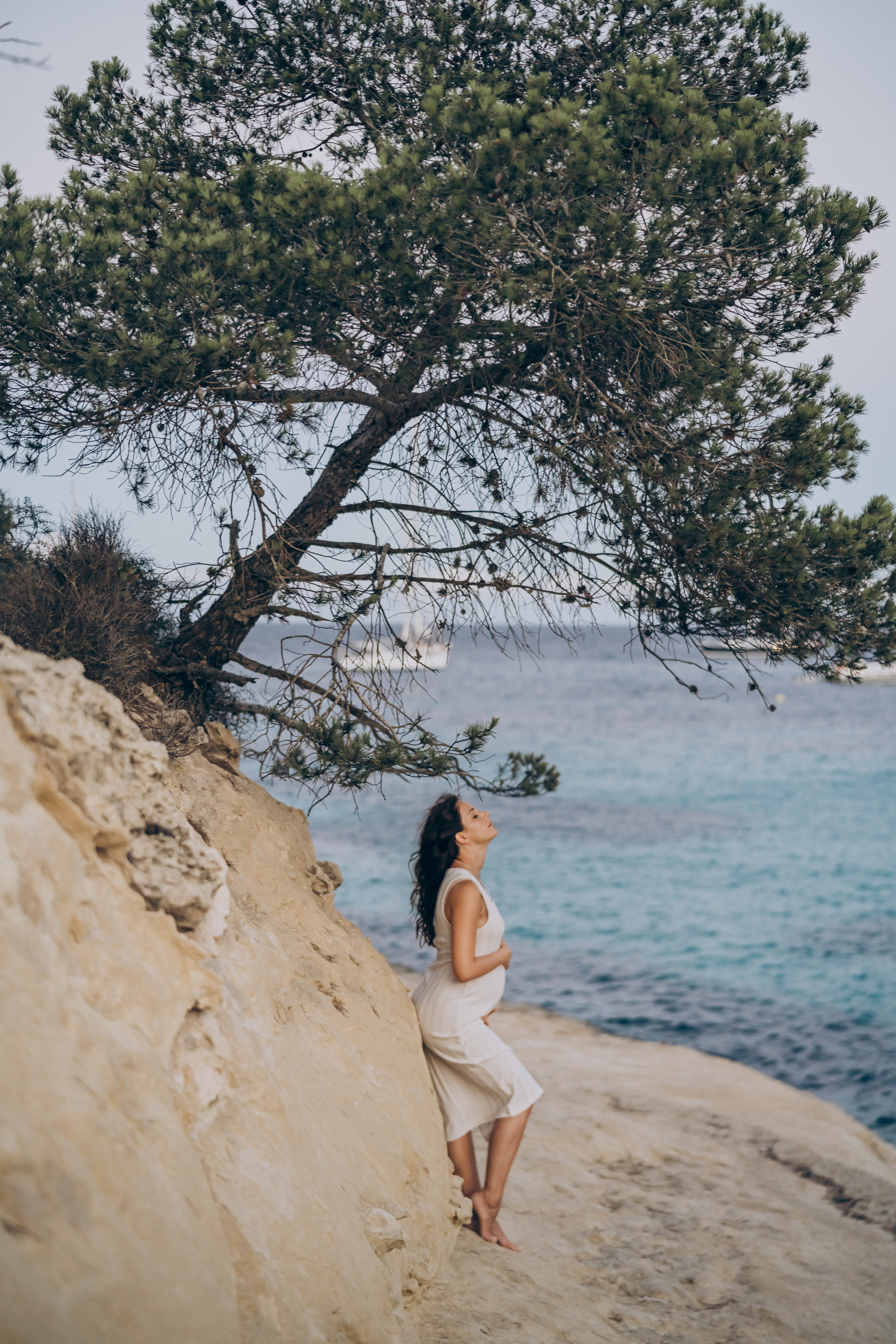 Light pregnancy photoshoot. Photographer in Mallorca