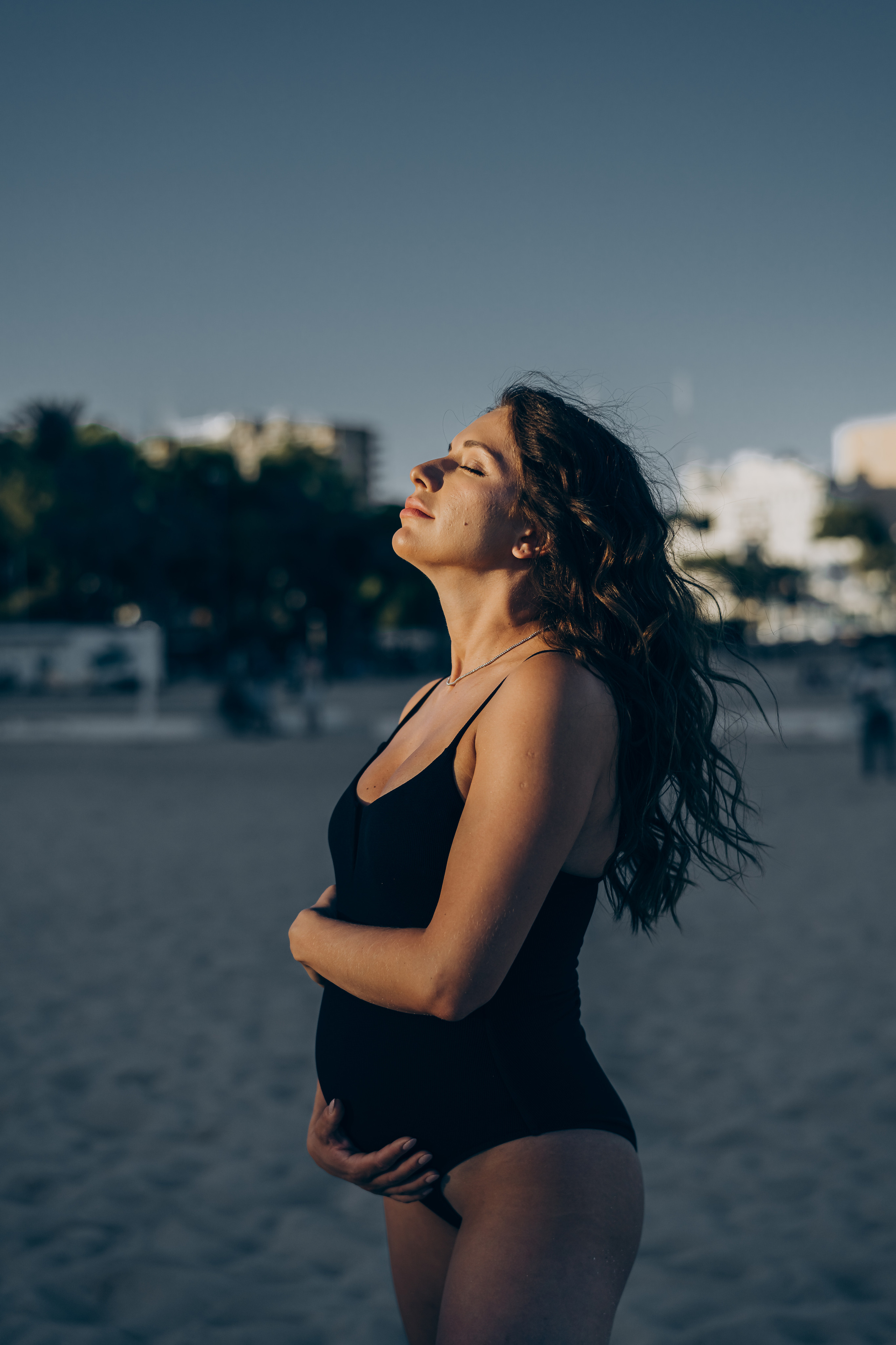 Light pregnancy photoshoot. Photographer in Mallorca