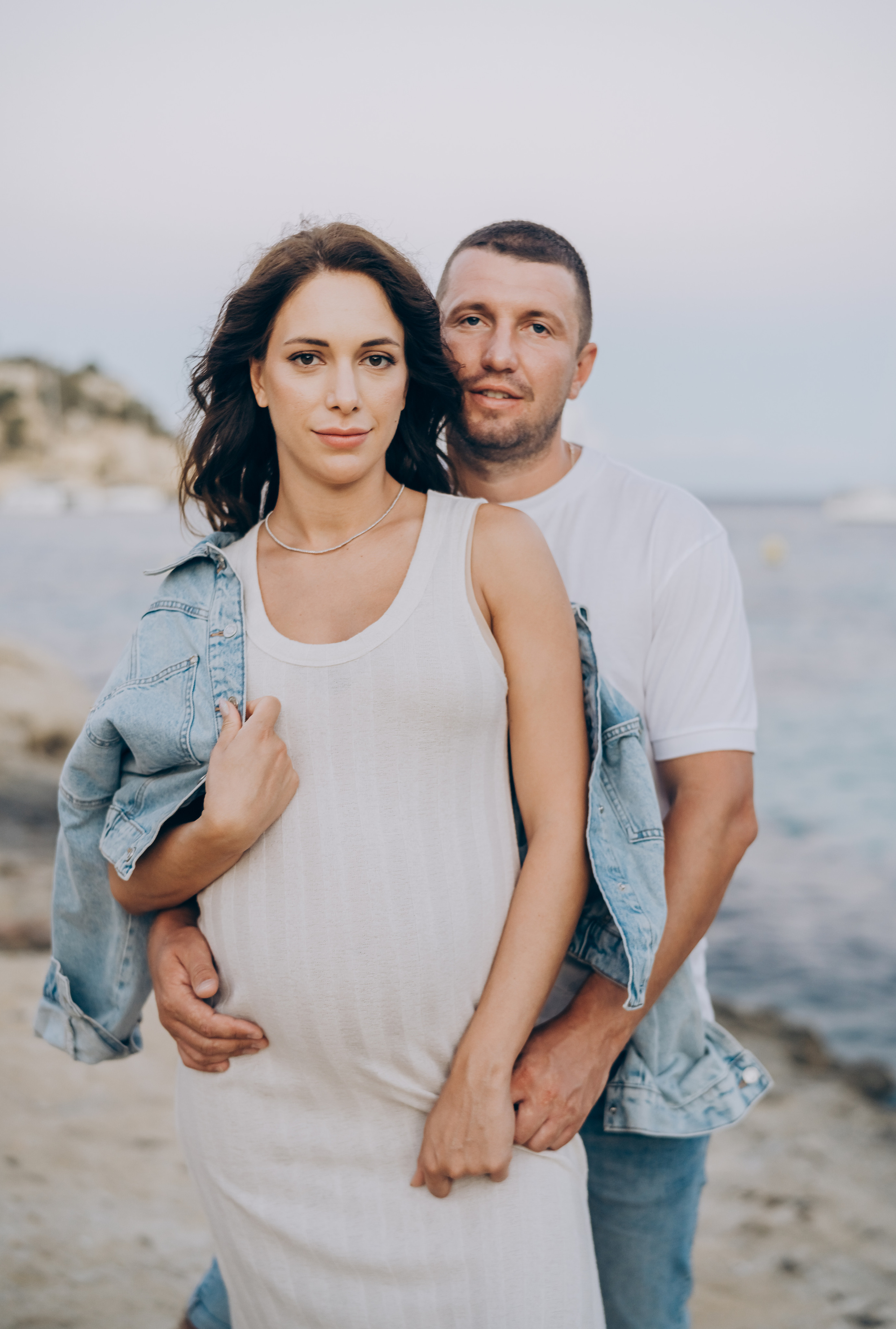 Light pregnancy photoshoot. Photographer in Mallorca