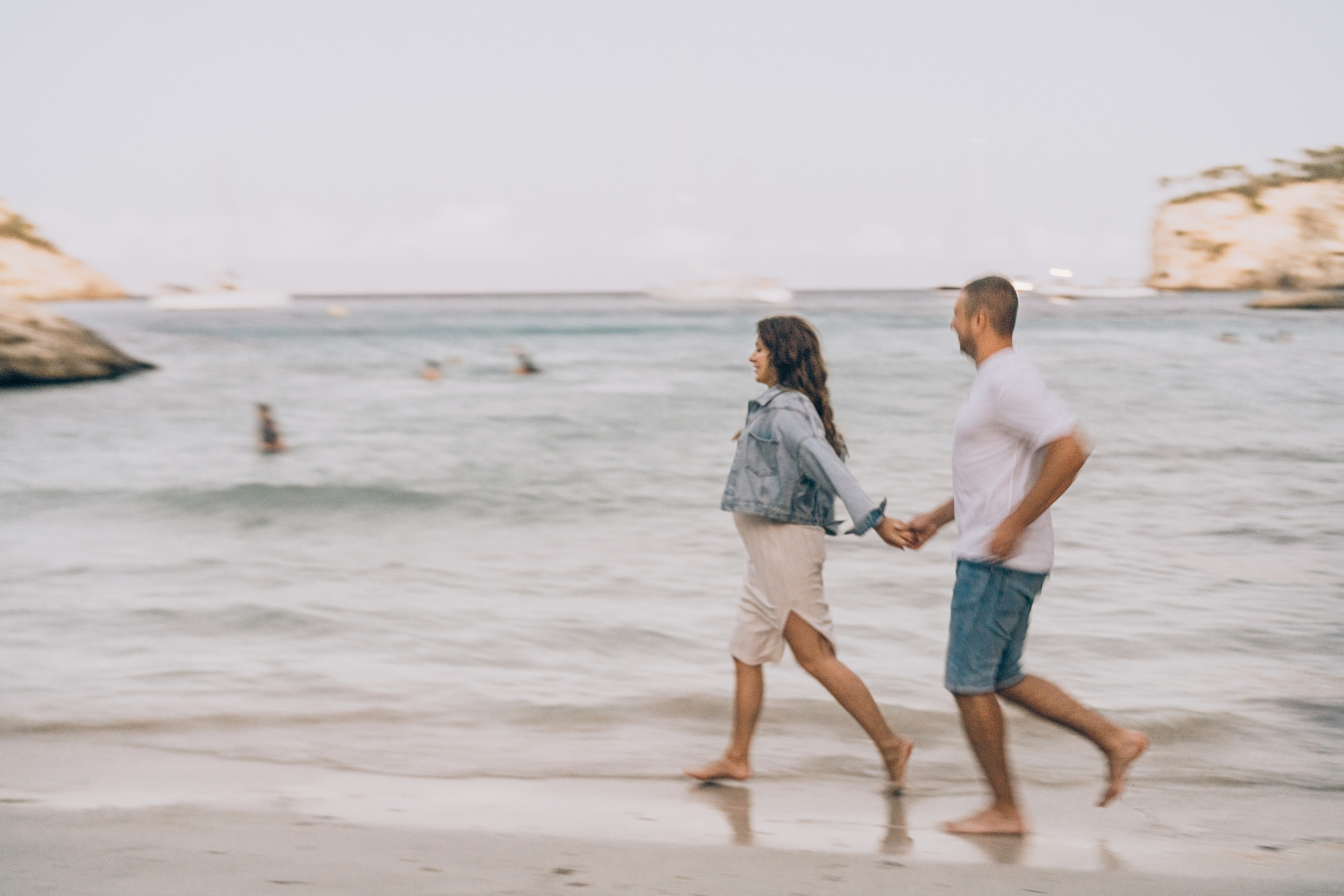 Light pregnancy photoshoot. Photographer in Mallorca