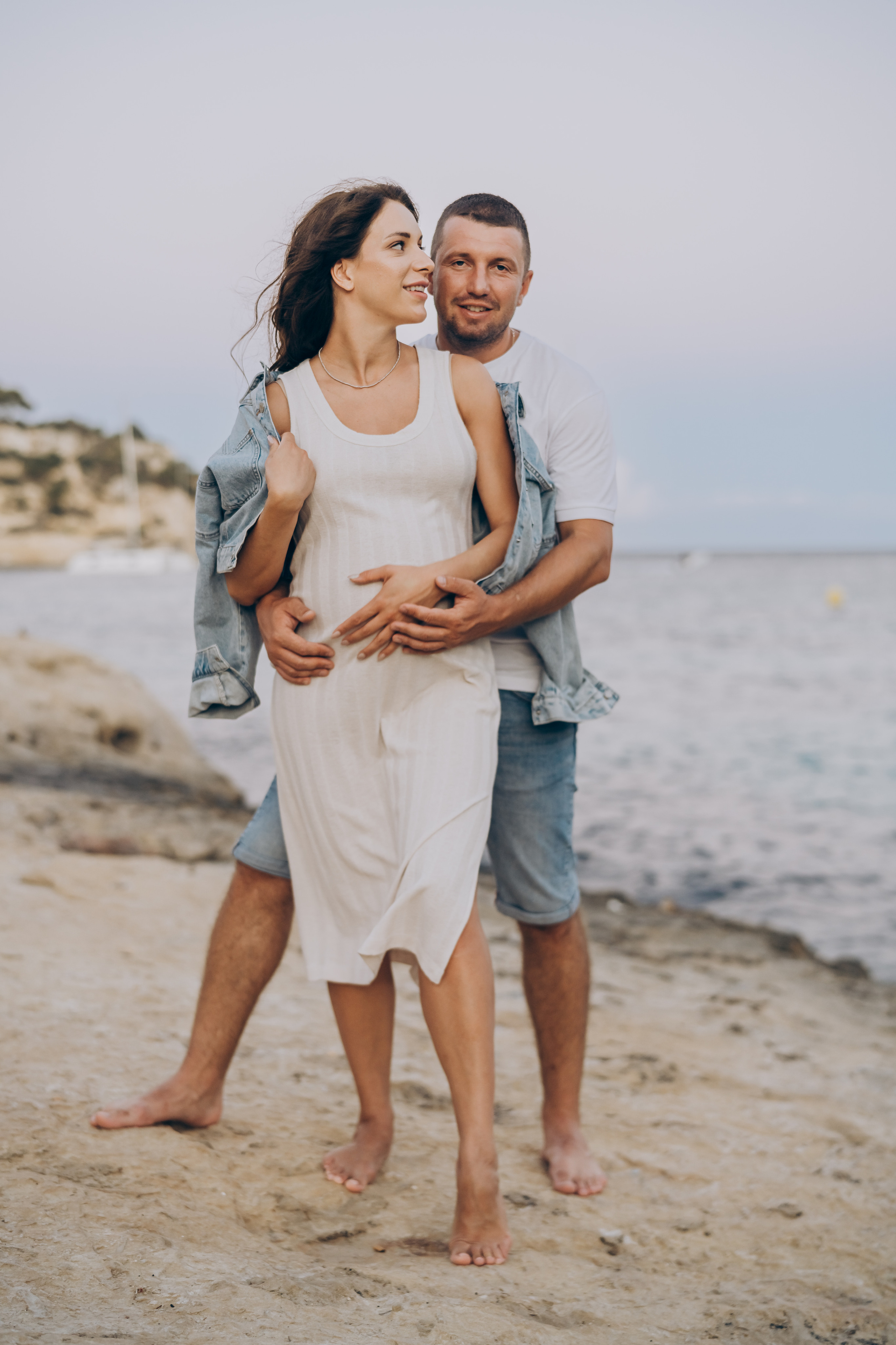 Light pregnancy photoshoot. Photographer in Mallorca