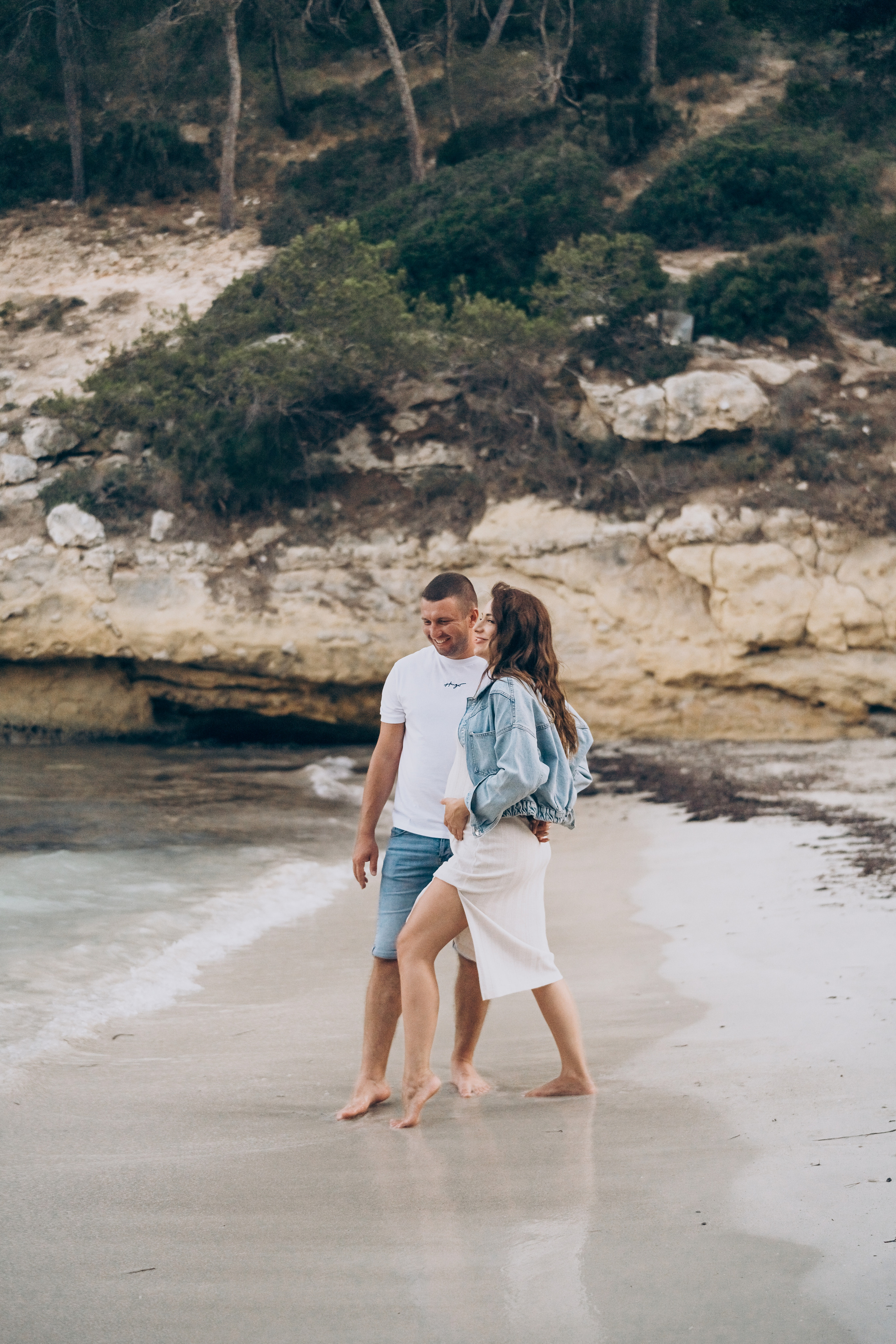 Light pregnancy photoshoot. Photographer in Mallorca
