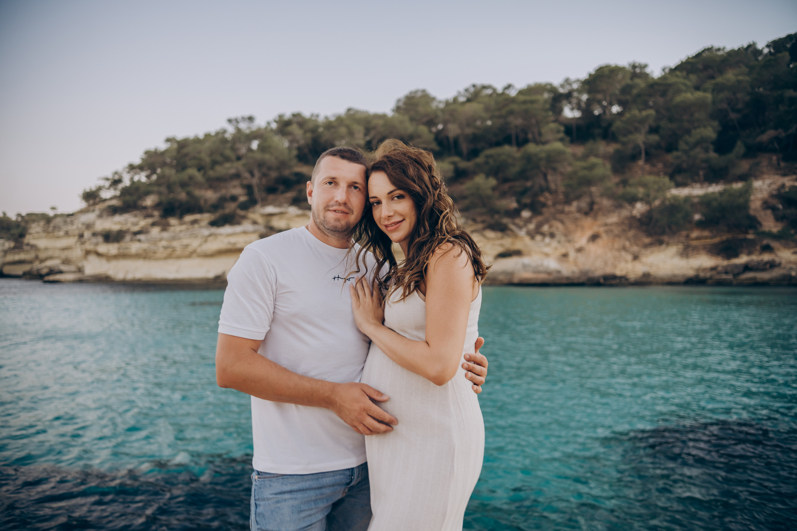 Light pregnancy photoshoot. Photographer in Mallorca