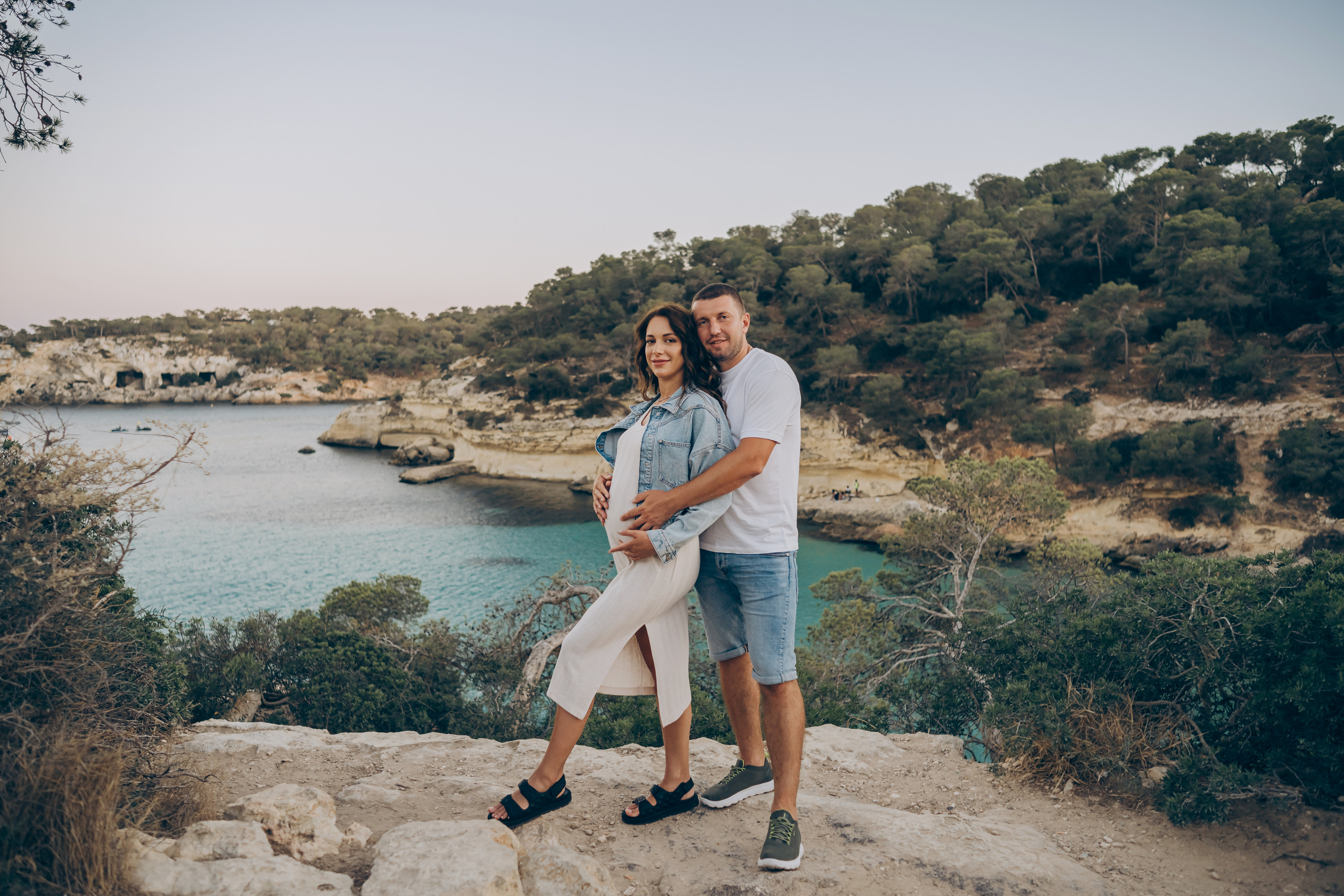 Light pregnancy photoshoot. Photographer in Mallorca