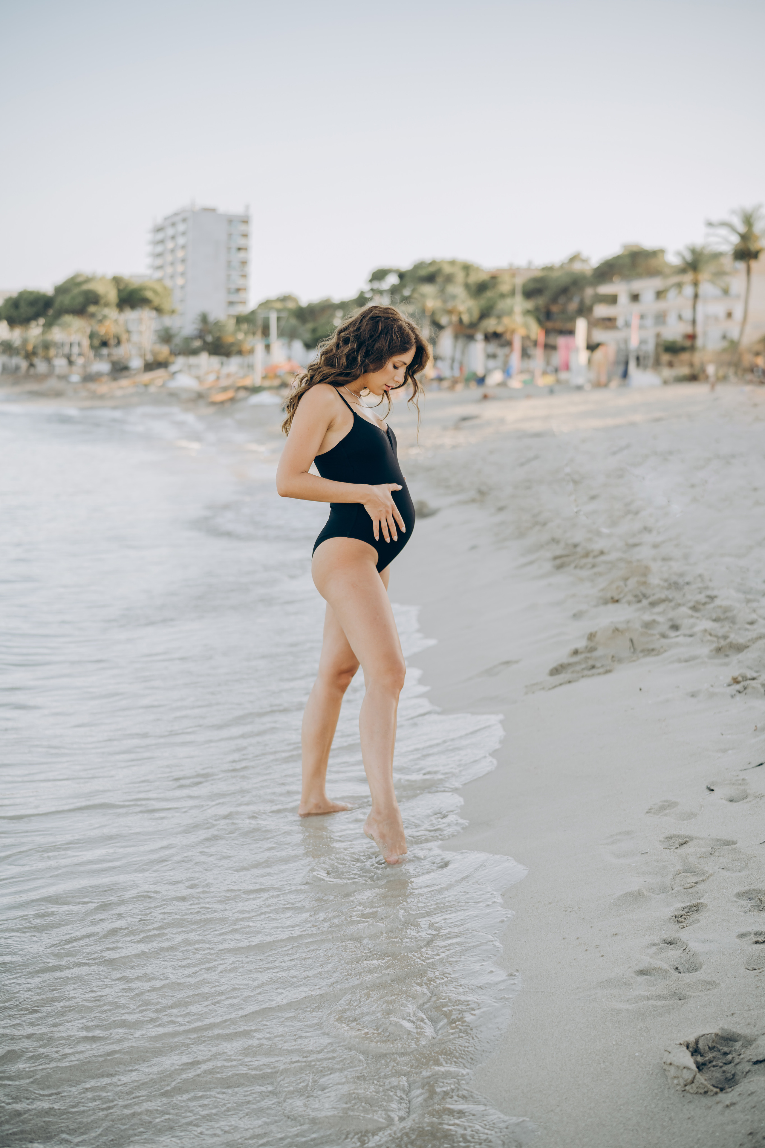 Light pregnancy photoshoot. Photographer in Mallorca