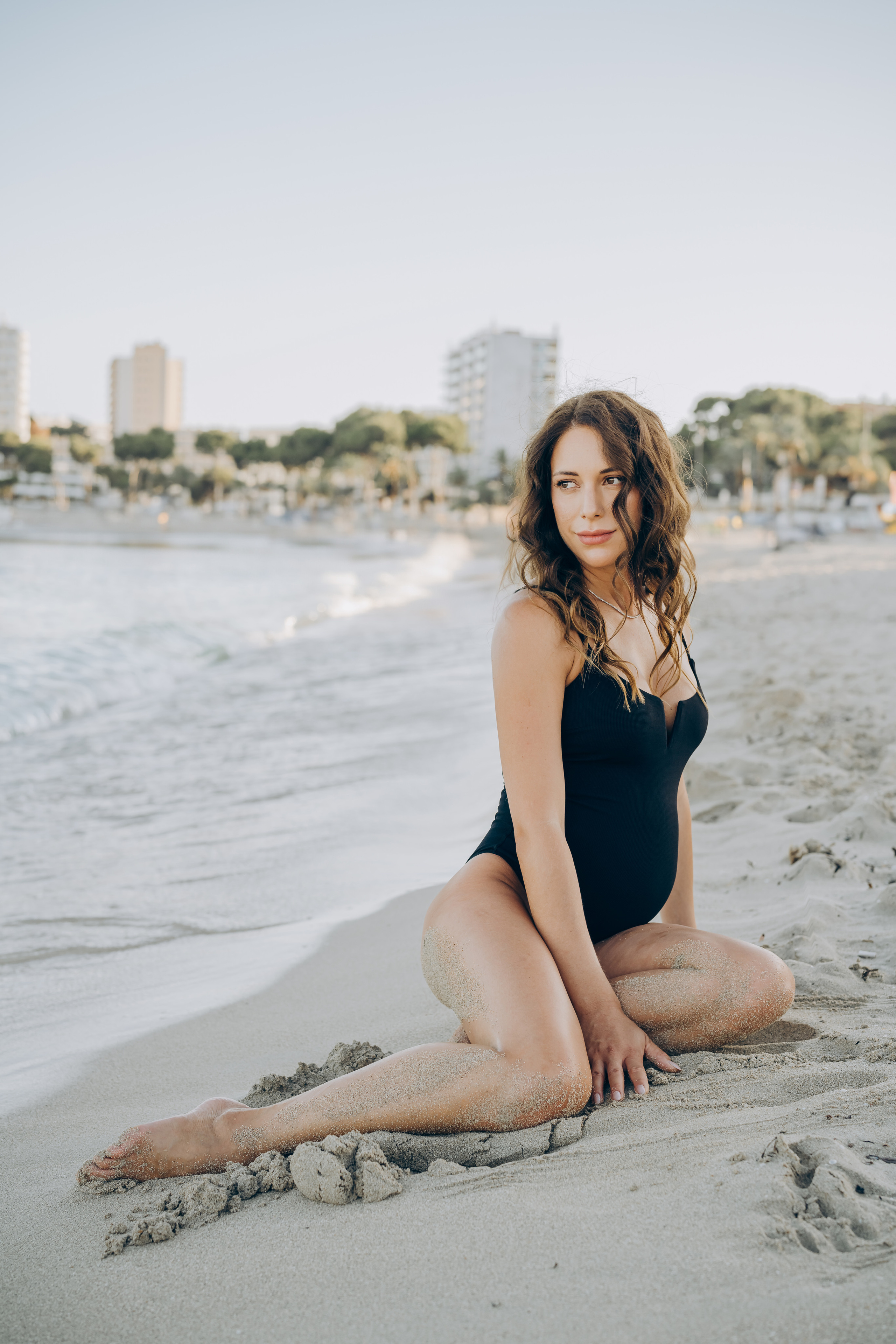 Light pregnancy photoshoot. Photographer in Mallorca