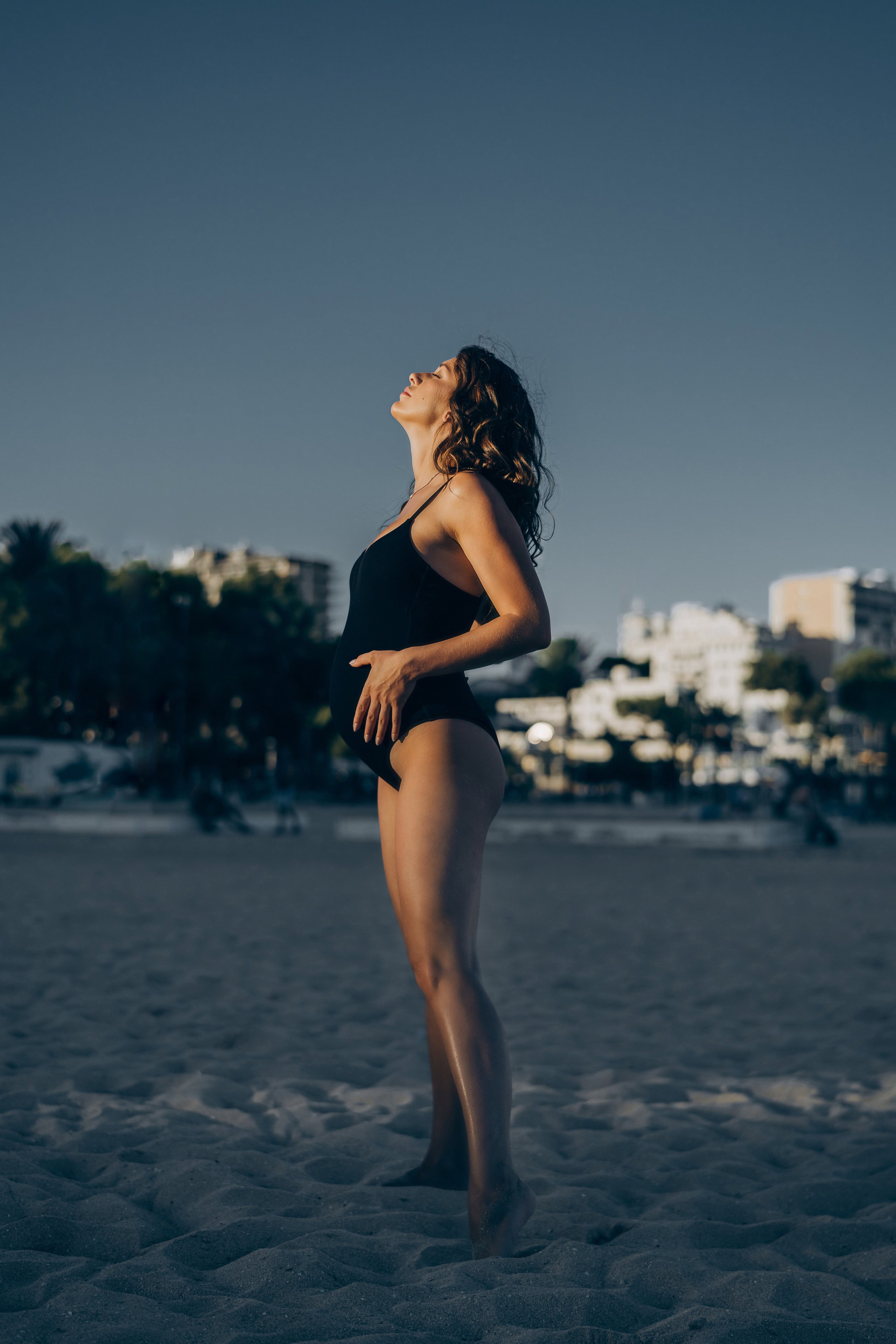 Light pregnancy photoshoot. Photographer in Mallorca