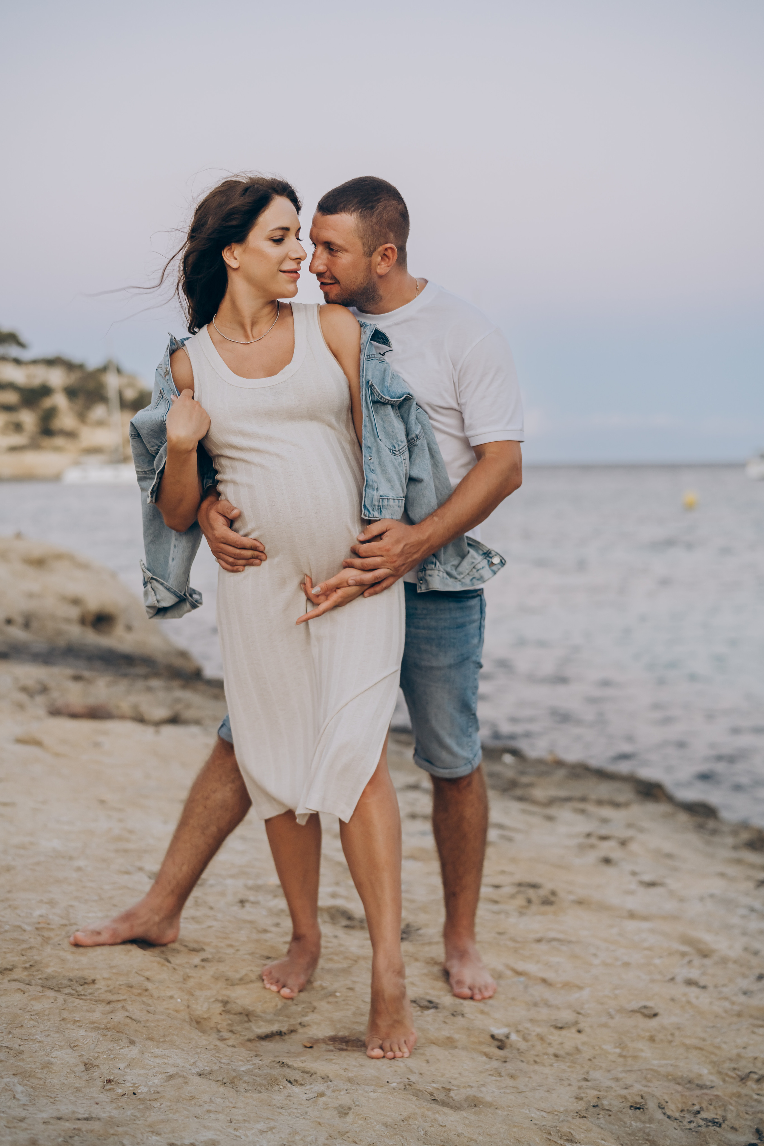 Light pregnancy photoshoot. Photographer in Mallorca