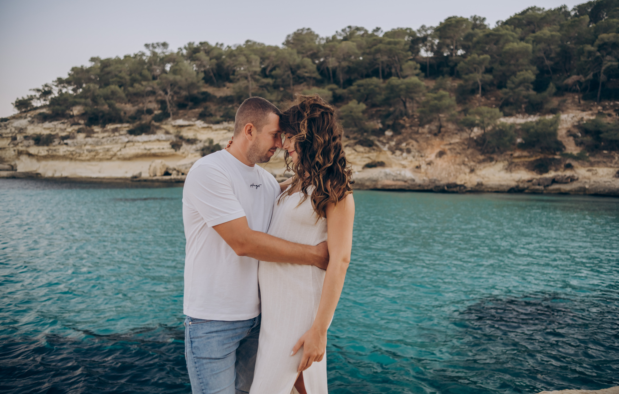Light pregnancy photoshoot. Photographer in Mallorca