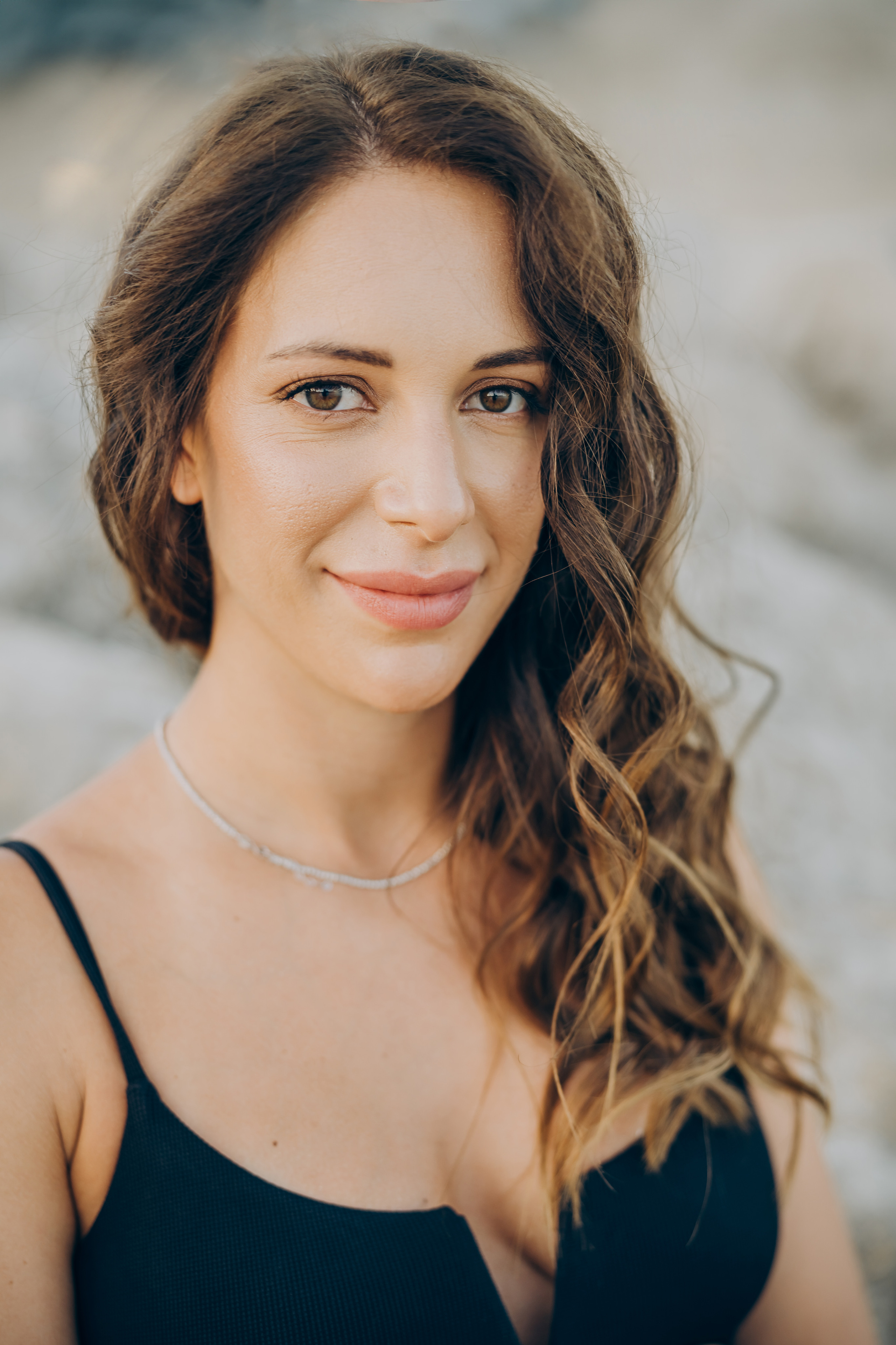 Light pregnancy photoshoot. Photographer in Mallorca