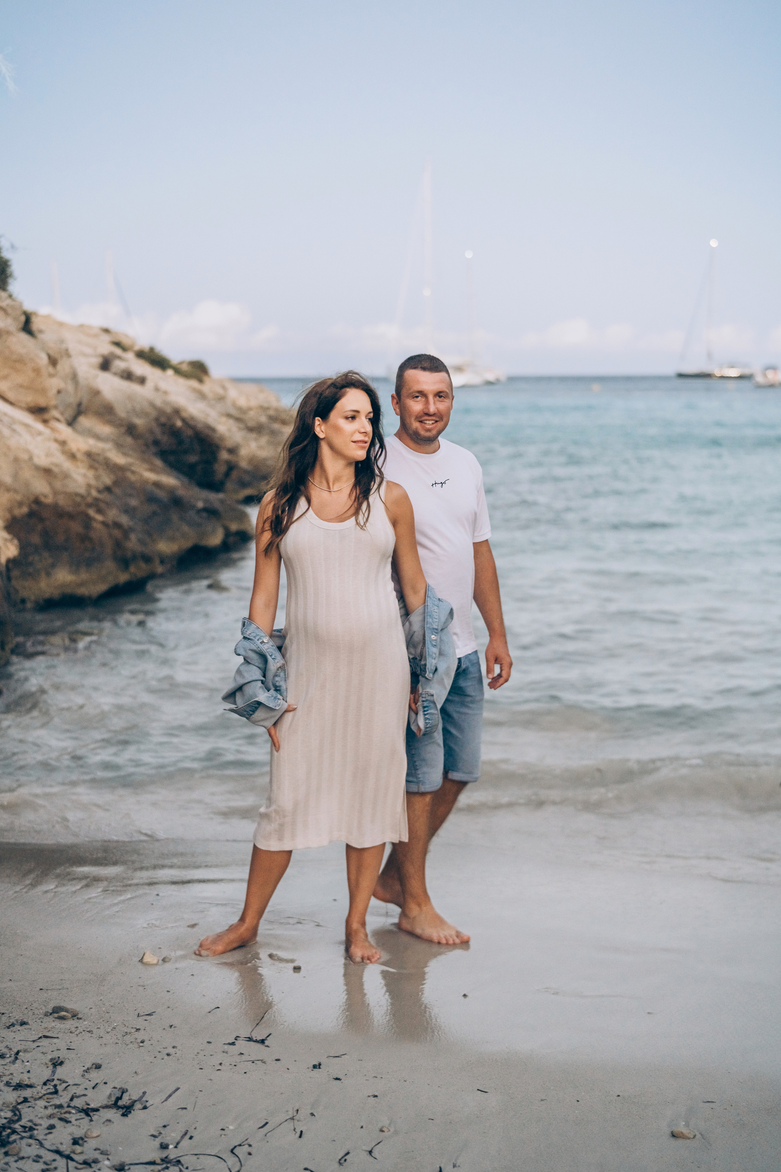 Light pregnancy photoshoot. Photographer in Mallorca