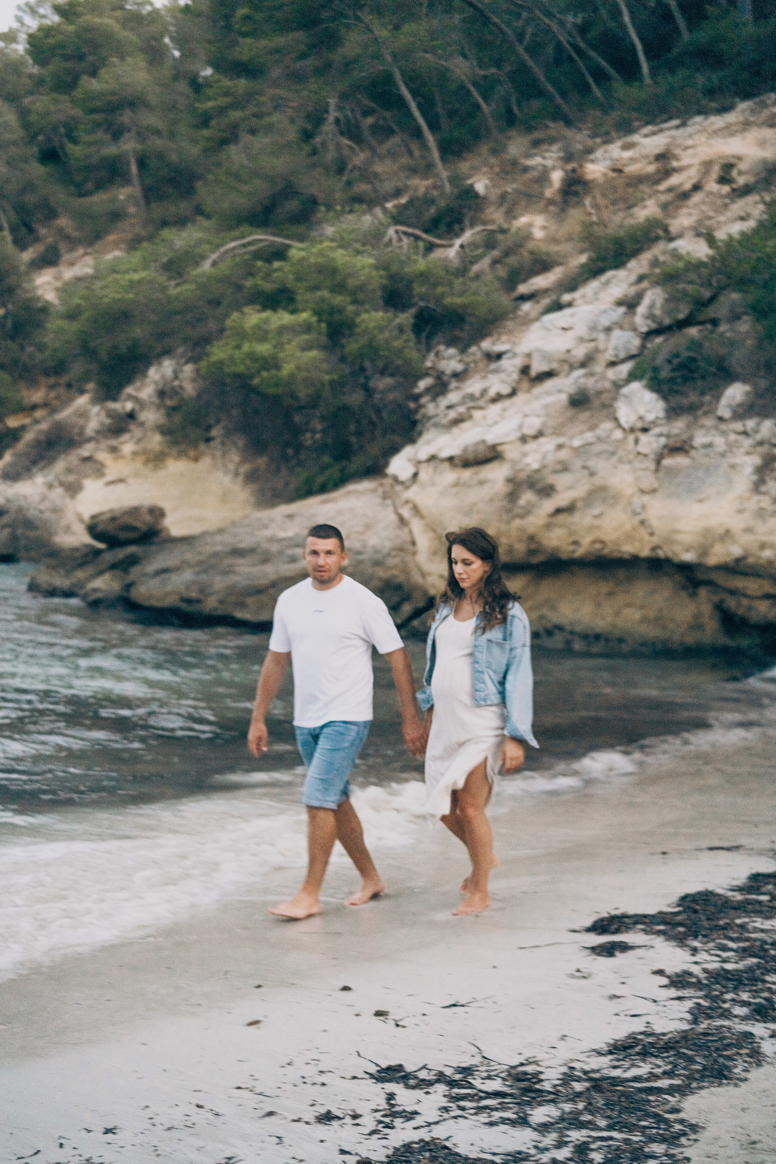 Light pregnancy photoshoot. Photographer in Mallorca