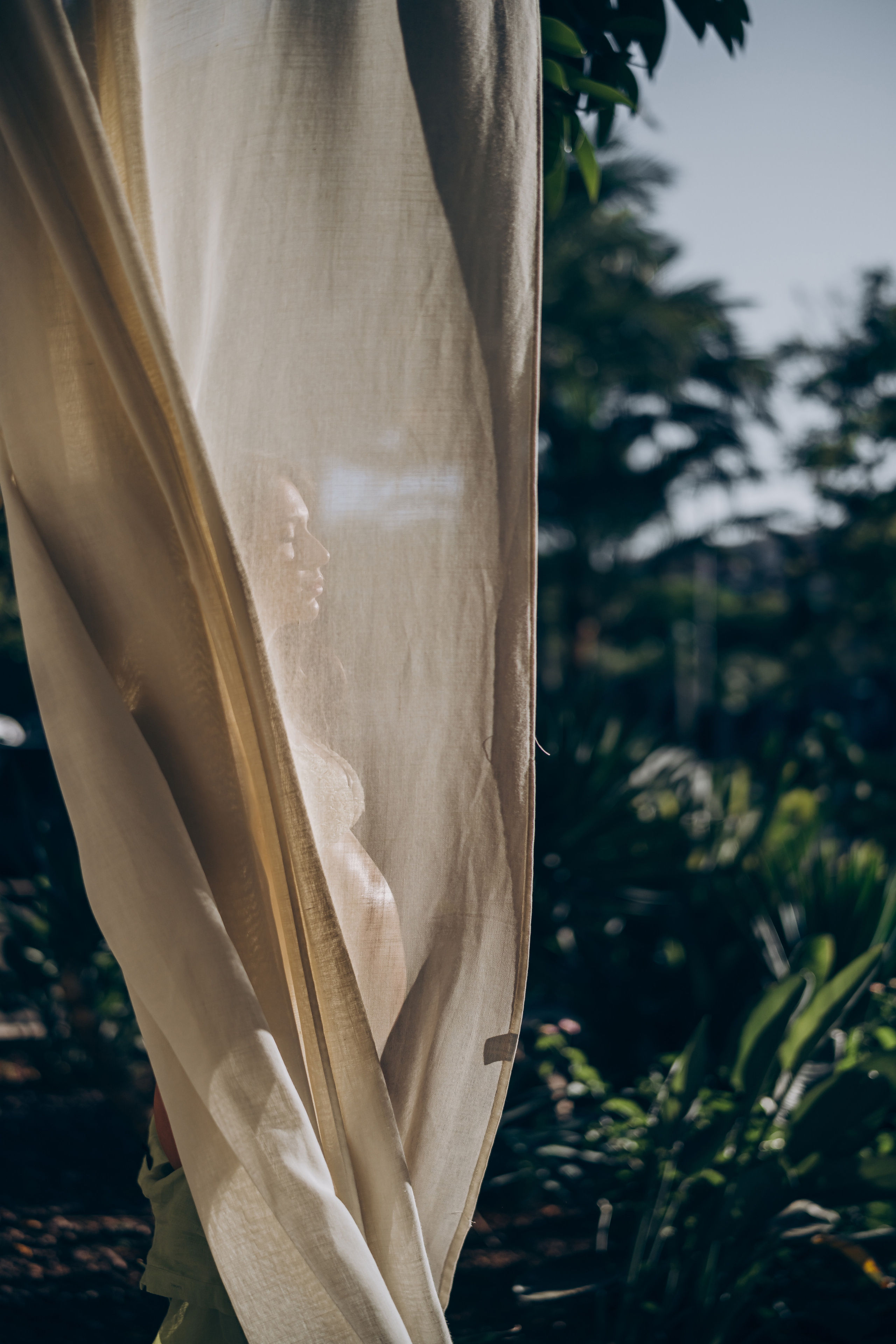 Light pregnancy photoshoot. Photographer in Mallorca