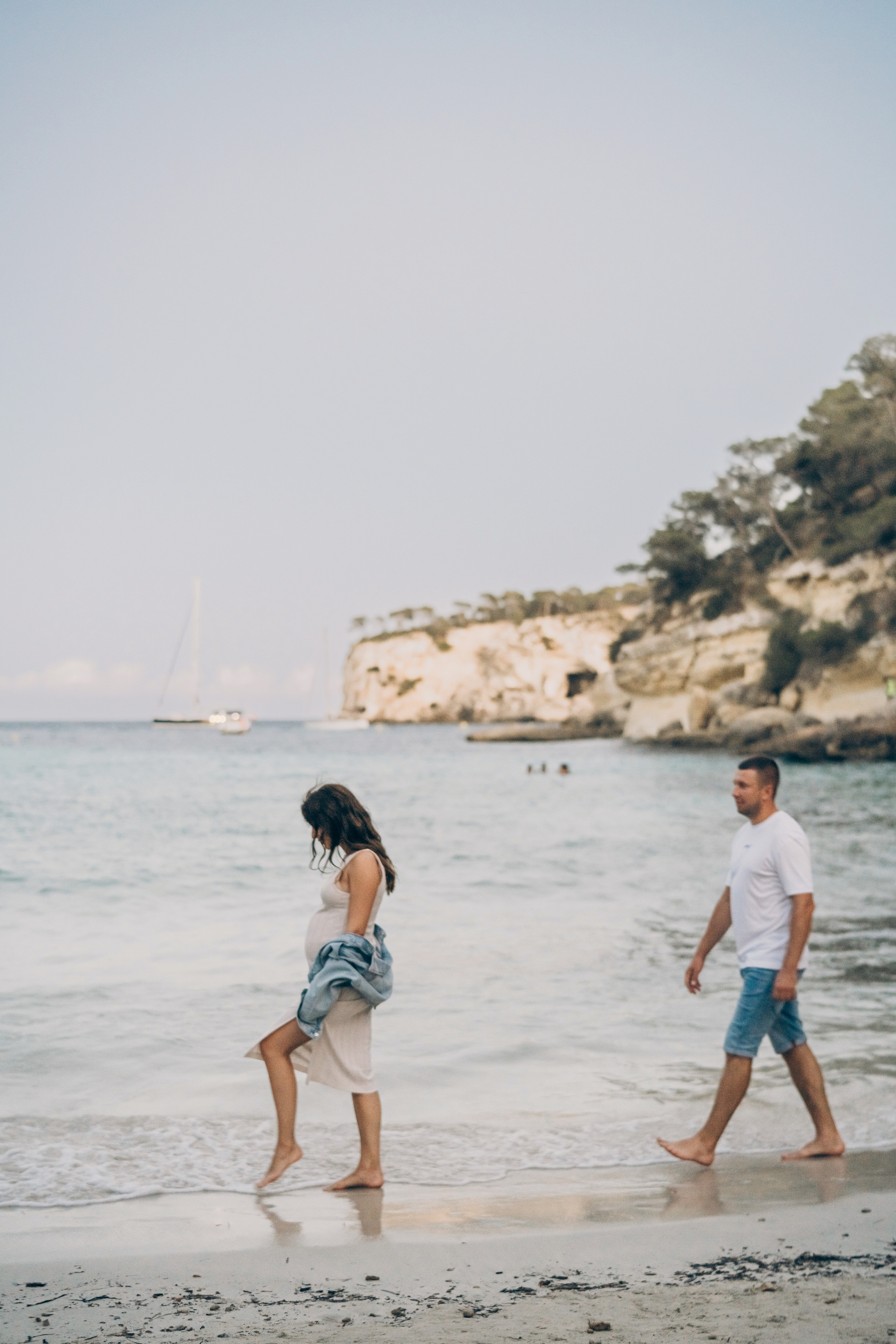 Light pregnancy photoshoot. Photographer in Mallorca