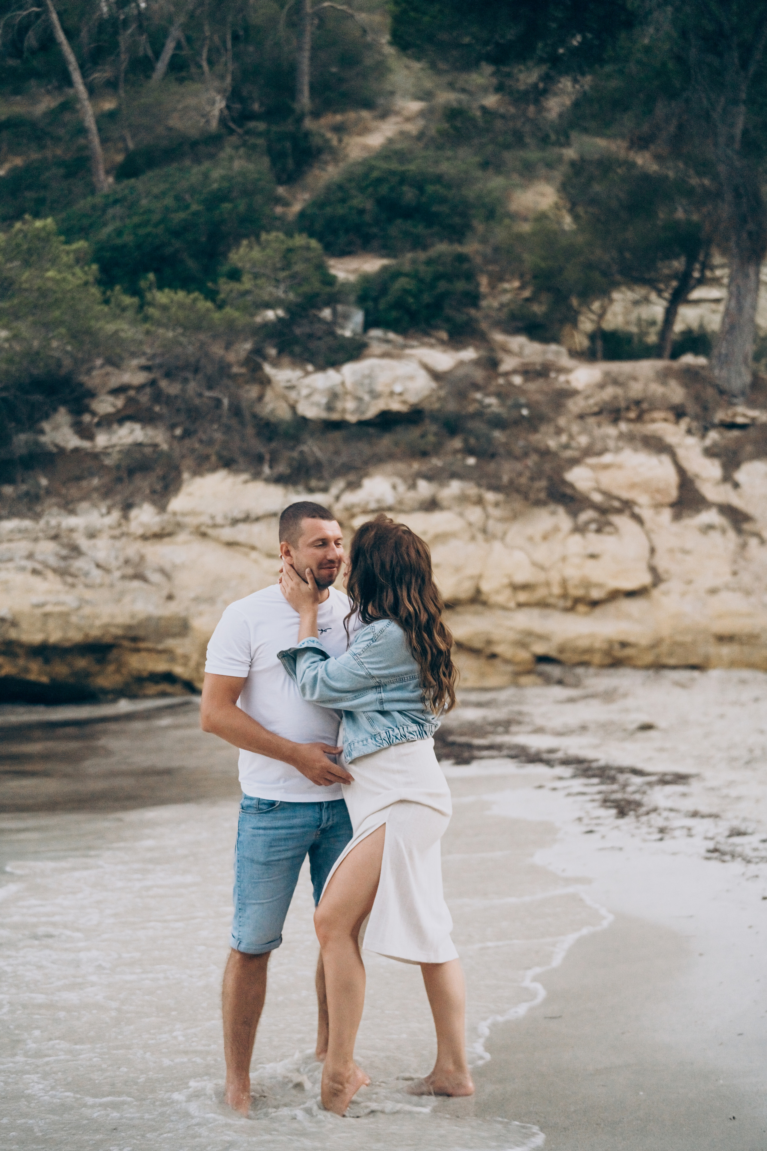 Light pregnancy photoshoot. Photographer in Mallorca