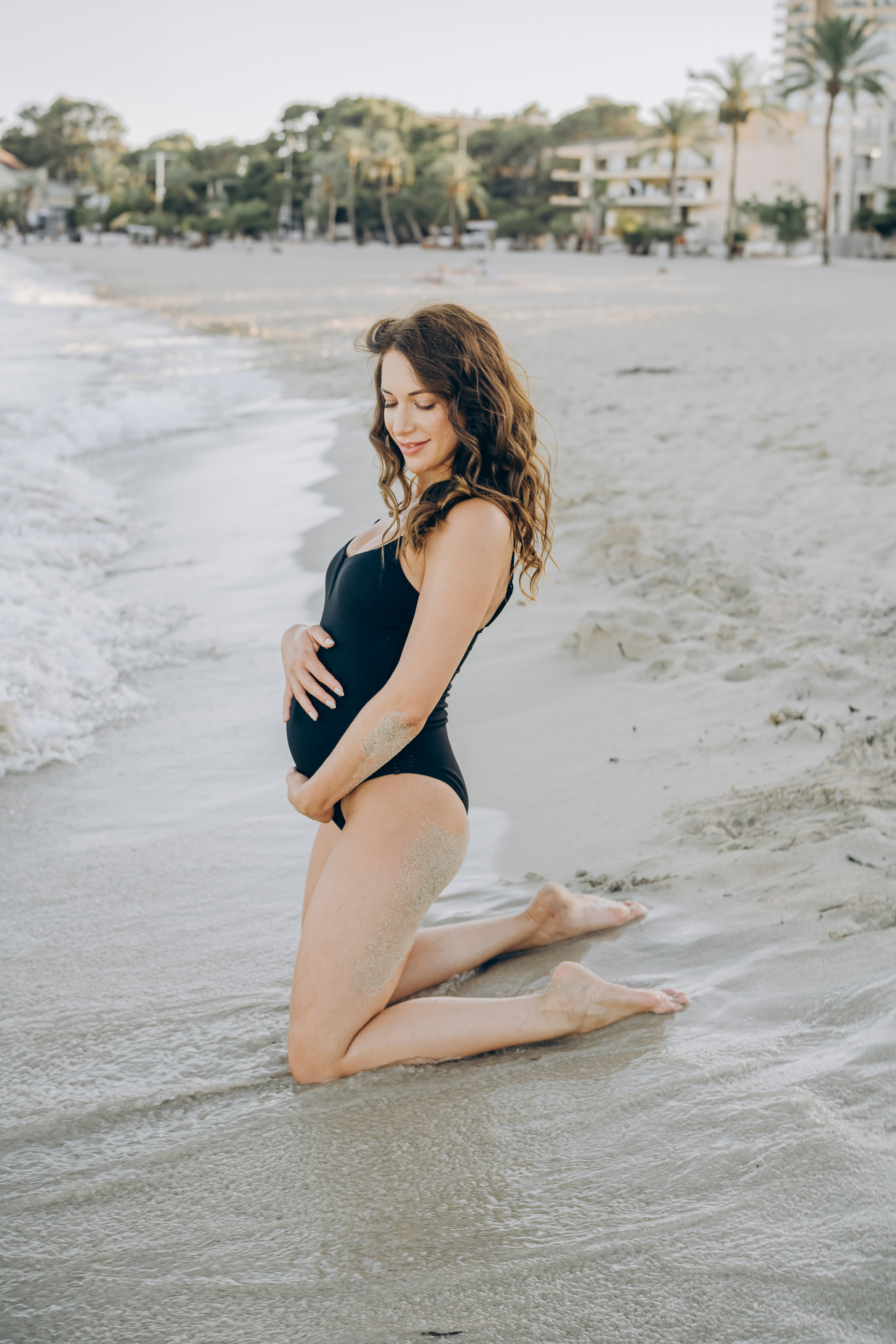 Light pregnancy photoshoot. Photographer in Mallorca