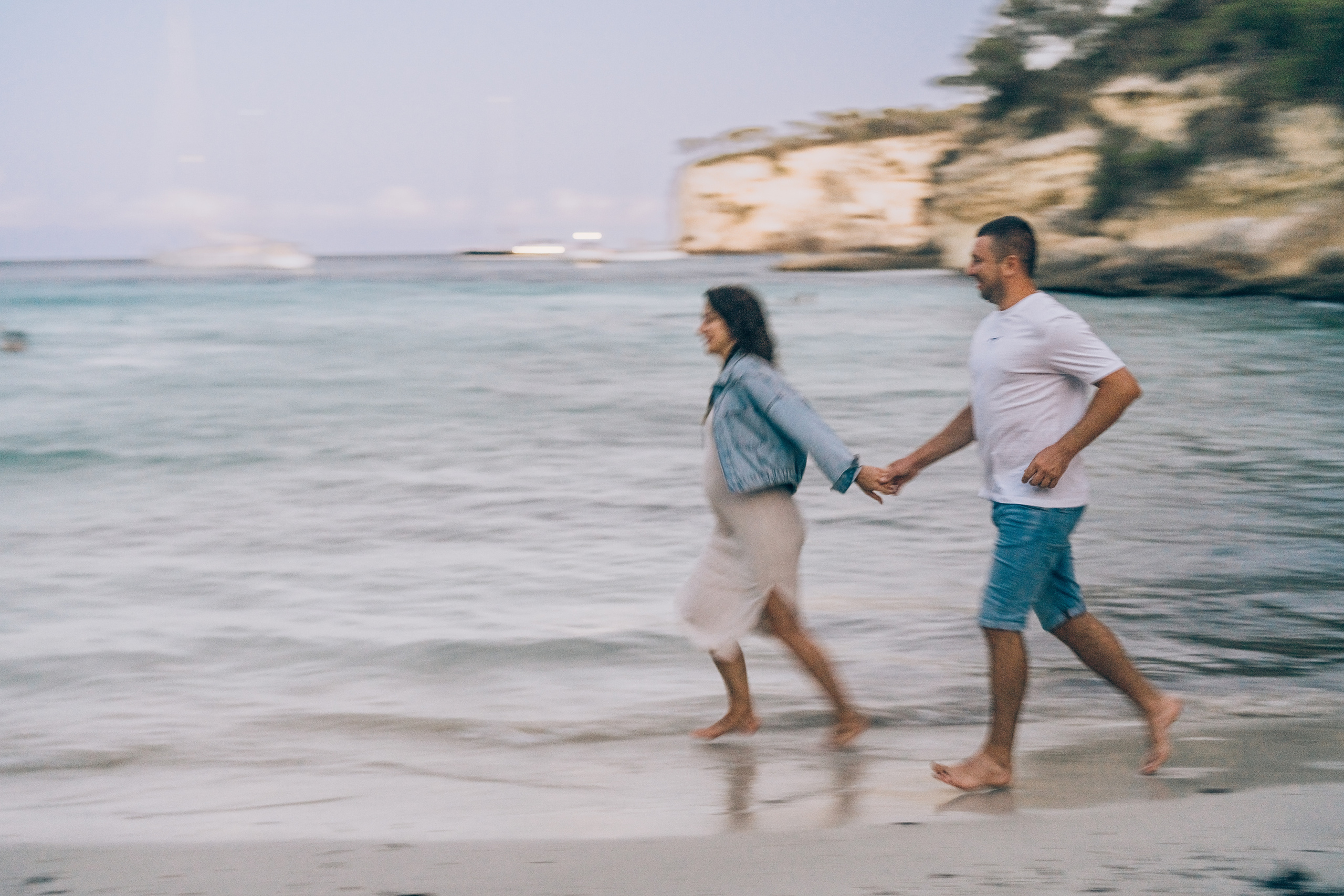 Light pregnancy photoshoot. Photographer in Mallorca