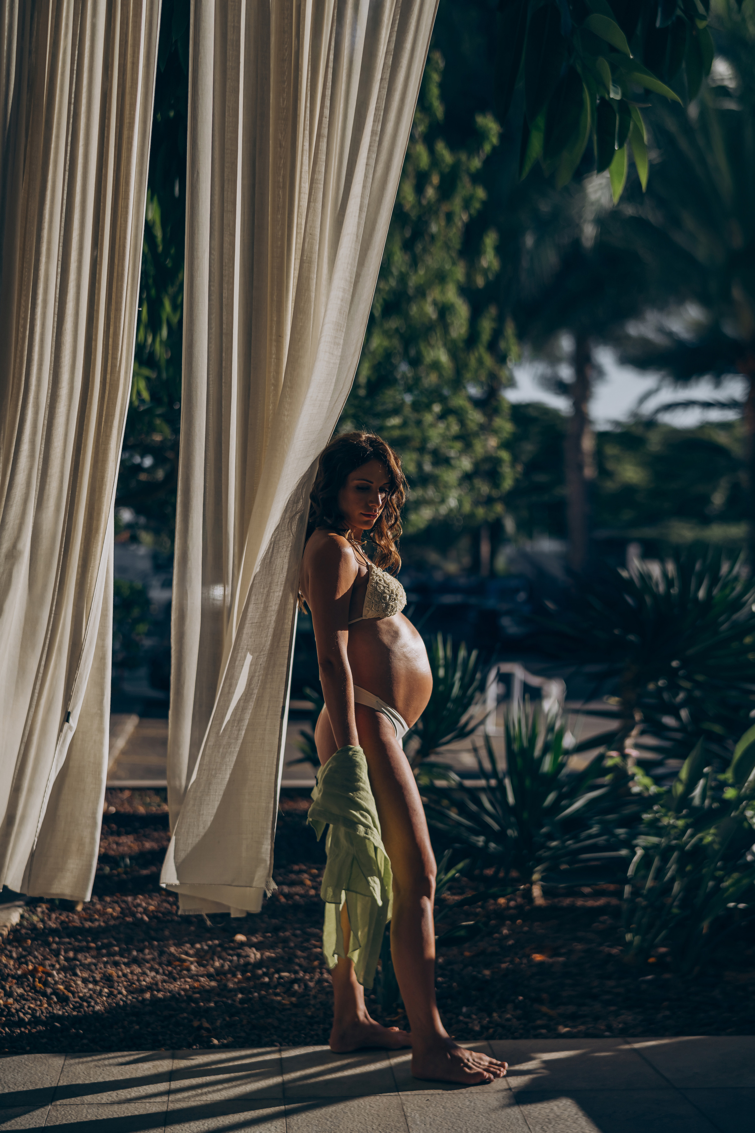 Light pregnancy photoshoot. Photographer in Mallorca